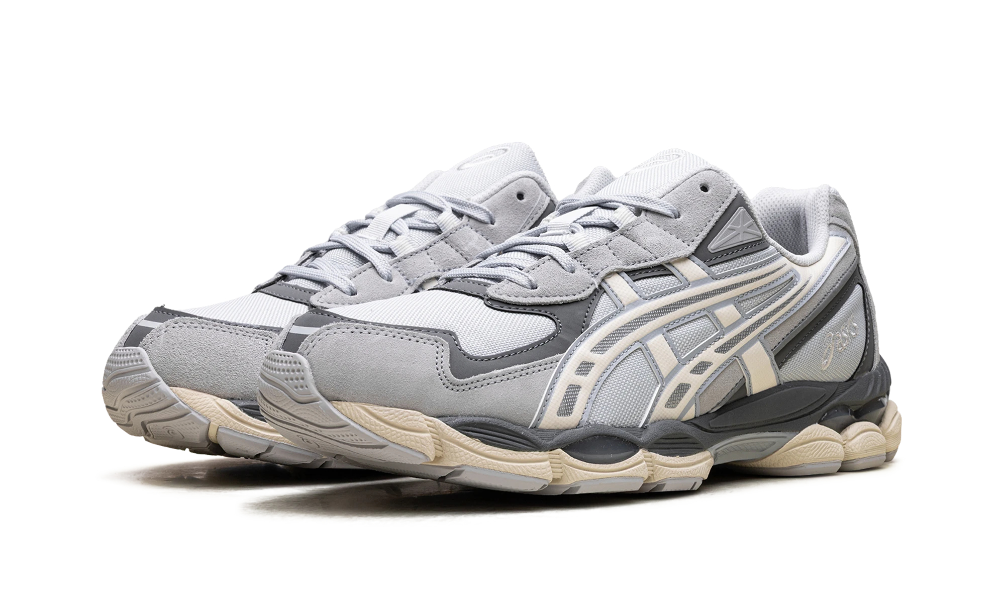 Detalj unutarnje strane tenisica ASICS Gel-NYC 2055 Glacier Grey Cream (1203A755-020) gris et beige.