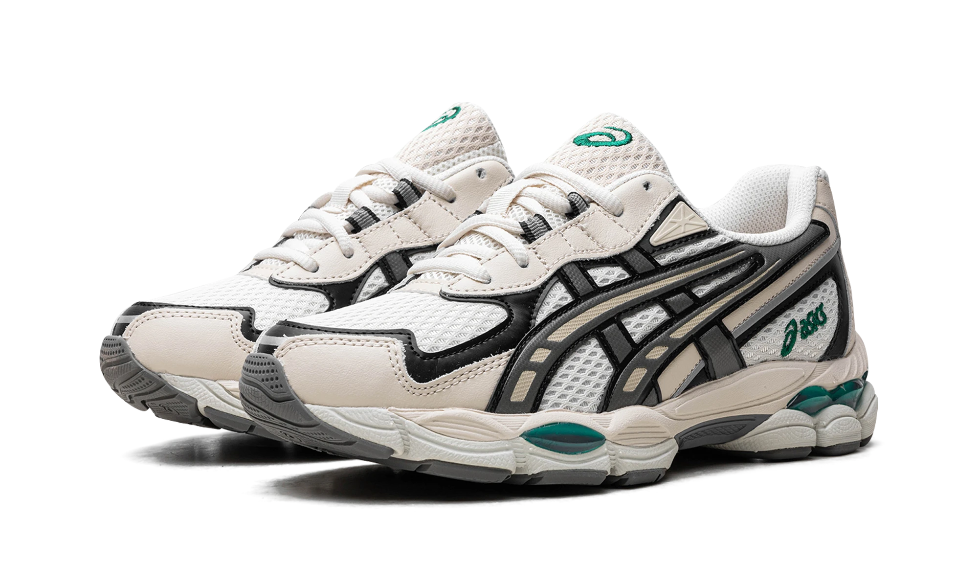 Detail of the inner side of the sneaker ASICS Gel-NYC 2055 Pale Oak Truffle Grey (1203A542-200) gris.