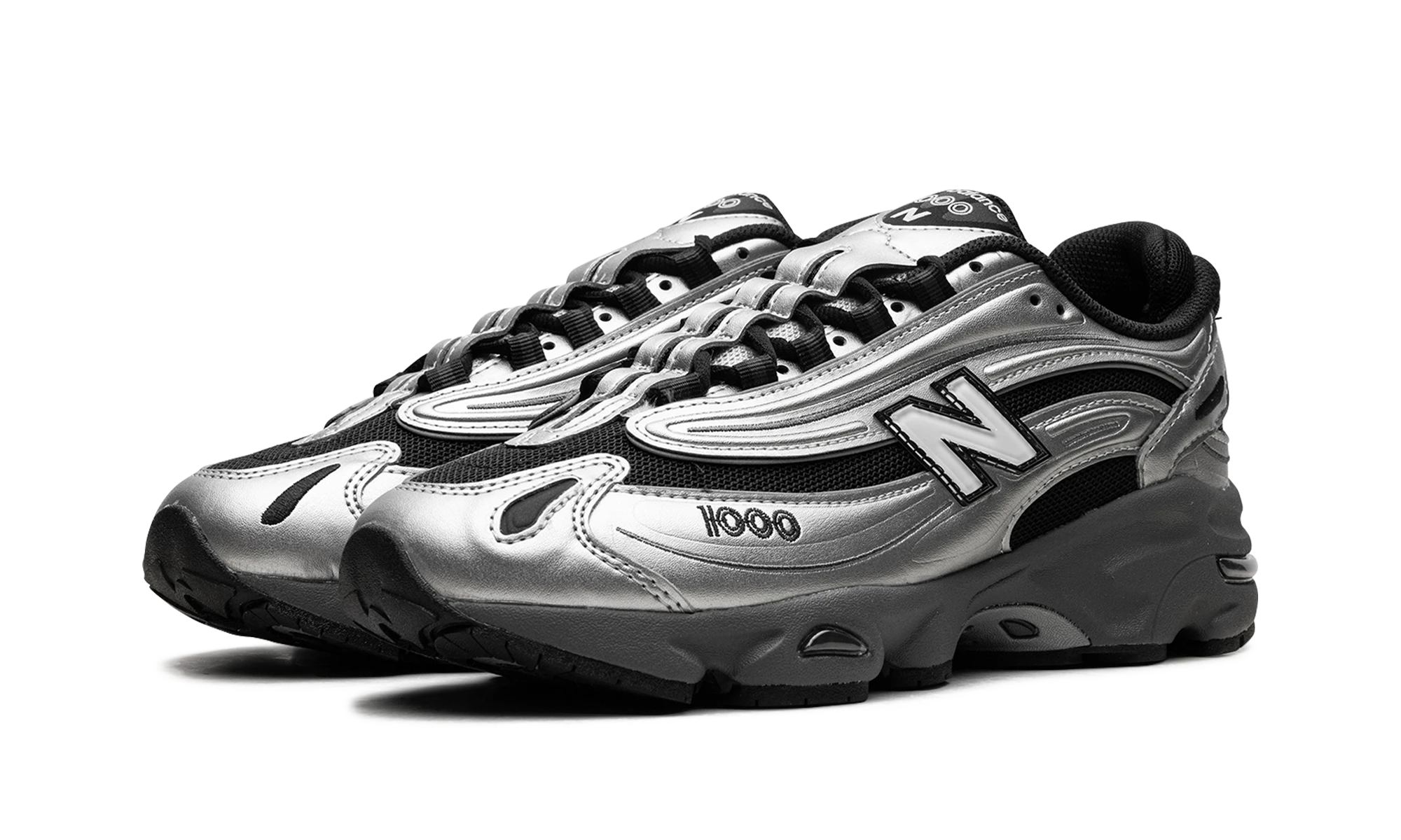 Detail of the inner side of the sneaker New Balance 1000 Black Silver Metallic (M1000EGR) noir et argent.