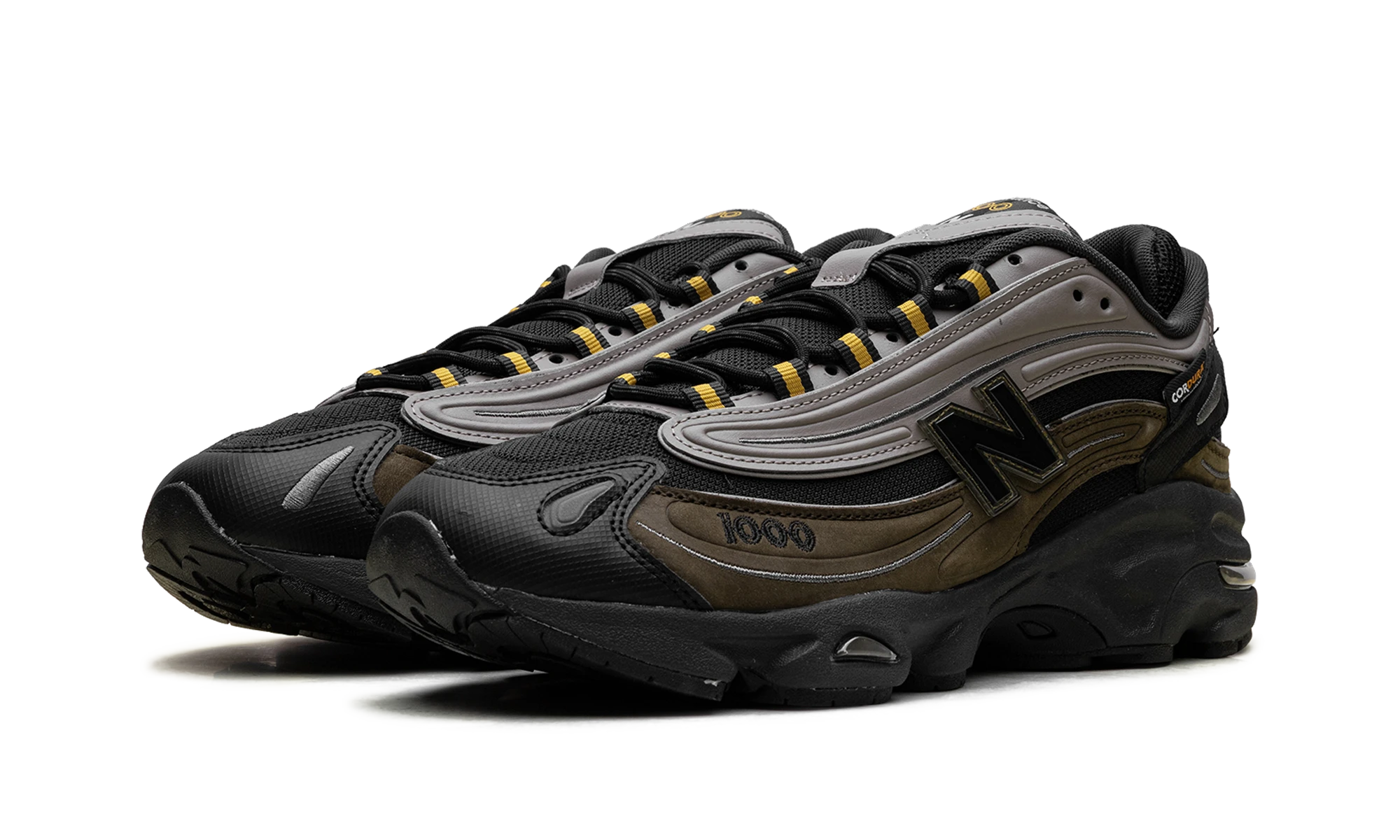 Detail of the inner side of the sneaker New Balance 1000 Cordura Woodland Baroque Gold (M1000L) or et noir.