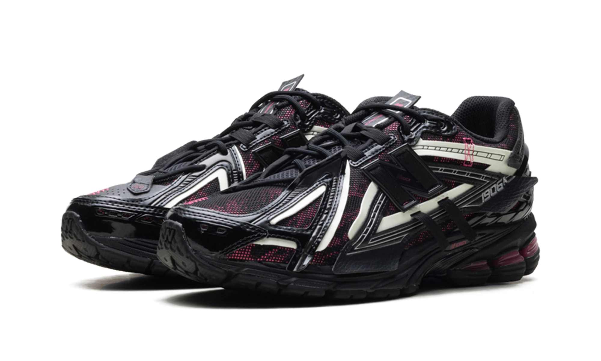 Detail of the inner side of the sneaker New Balance 1906A Black Pink (U1906AD) noir, rose et blanc.