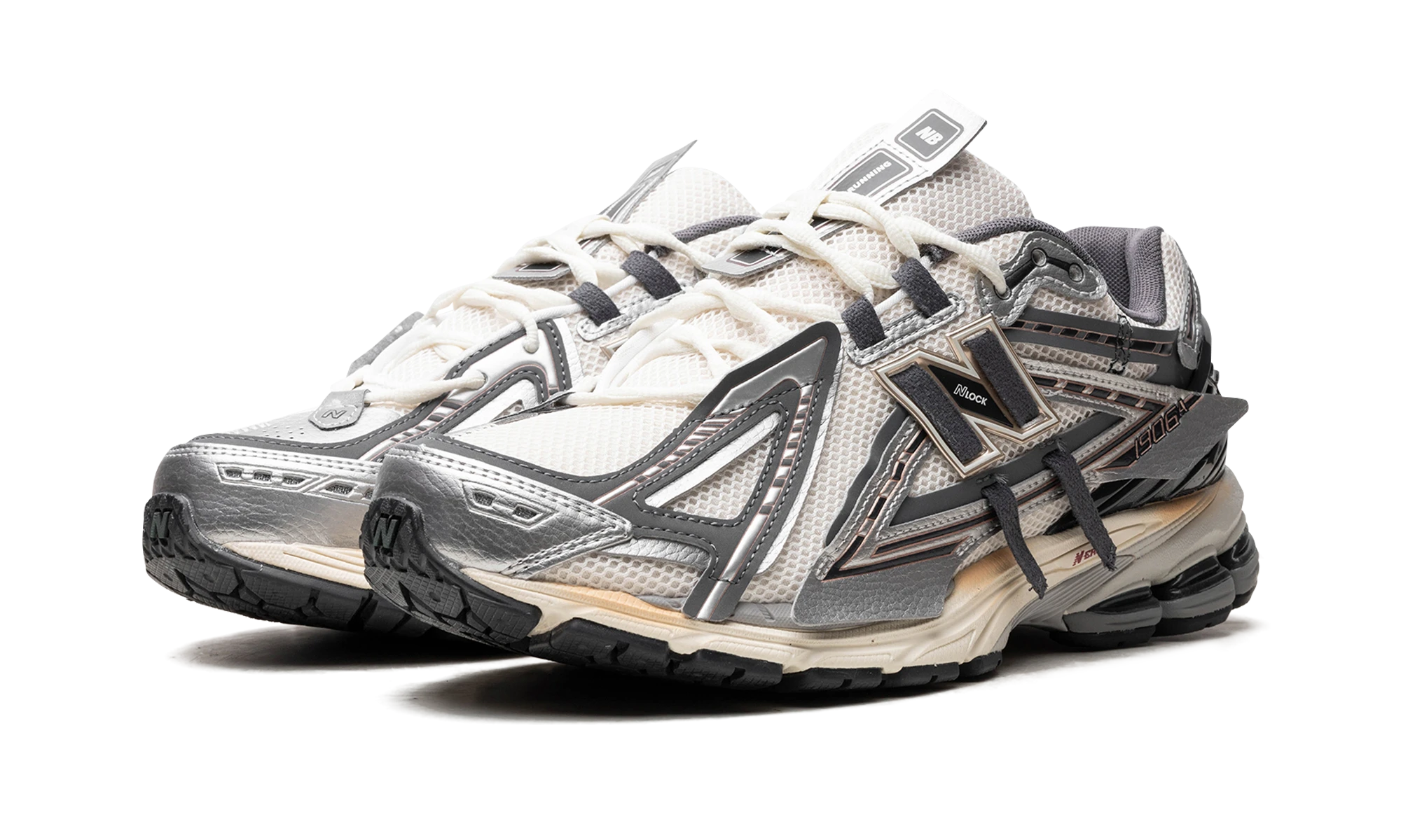 Detail of the inner side of the sneaker New Balance 1906A Tech Explosion (M1906AD) argent et or.