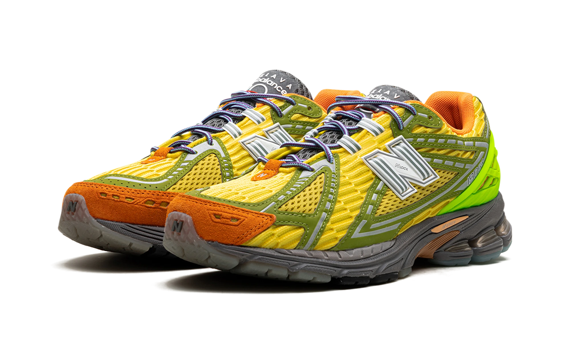 Vue de face de la paire de sneakers New Balance 1906R Action Bronson Scorpius jaune et orange.