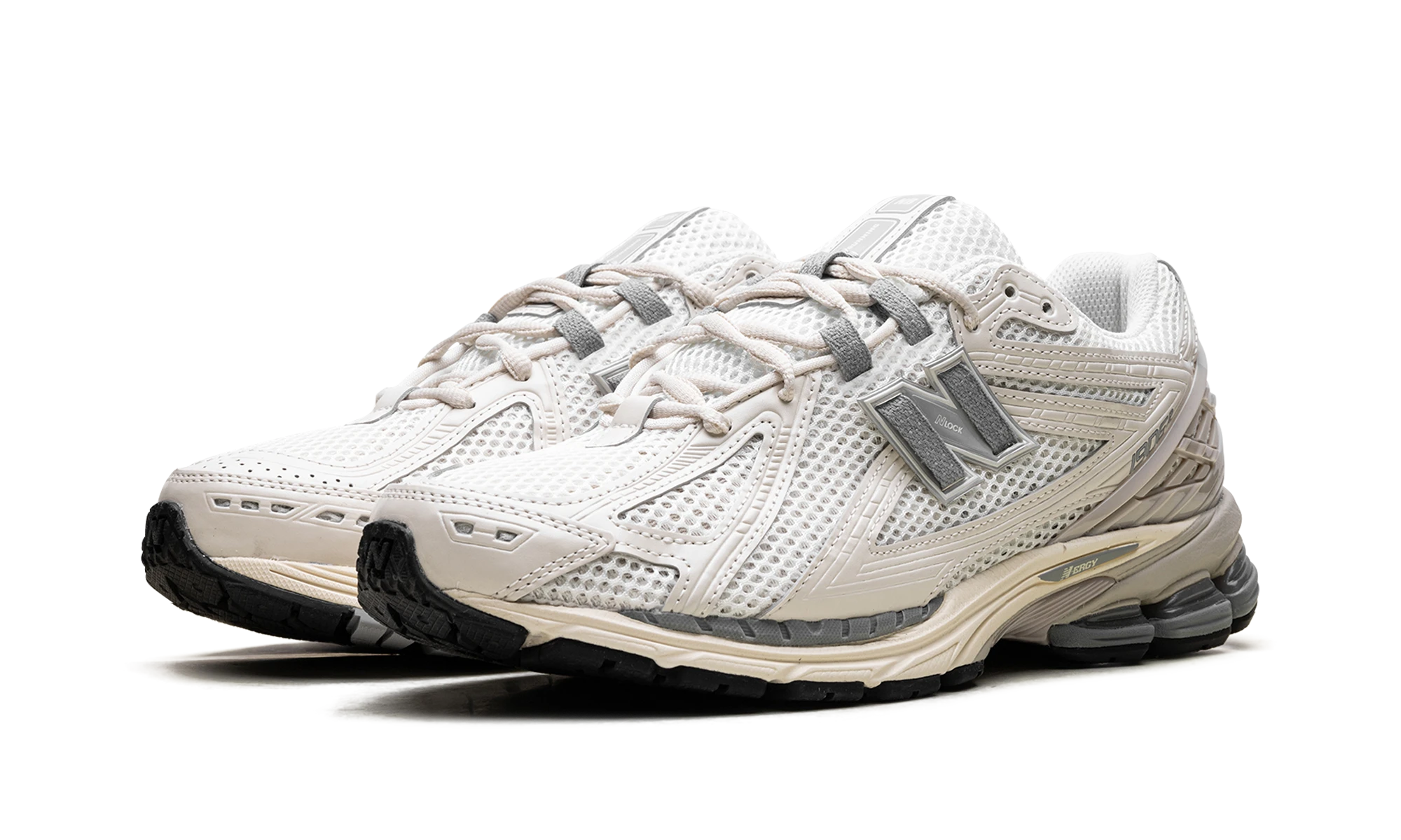 Vue de face de la paire de sneakers New Balance 1906R Beige Grey beige et gris.