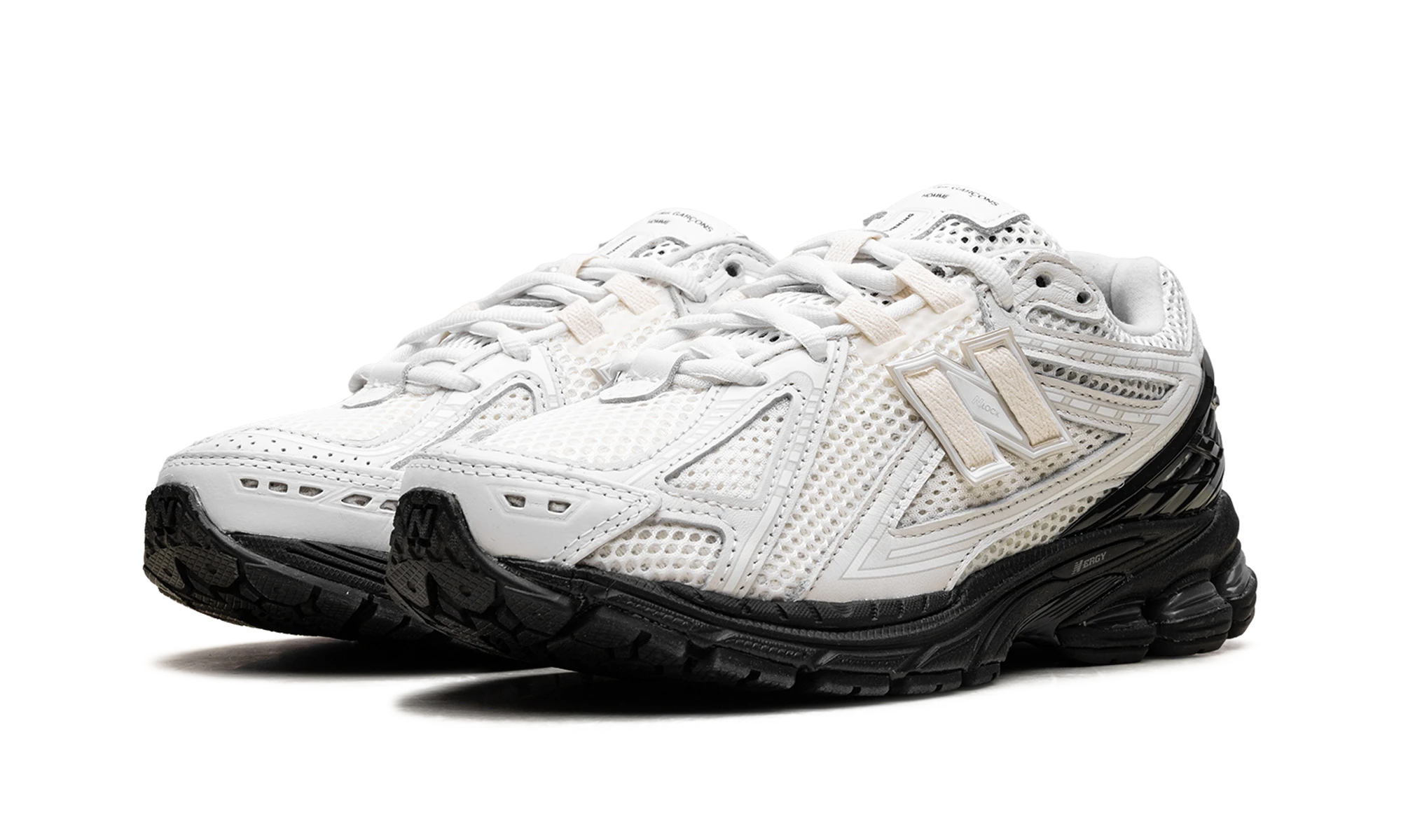 Vue de face de la paire de sneakers New Balance 1906R Comme des Garcons Homme White blanc et noir.
