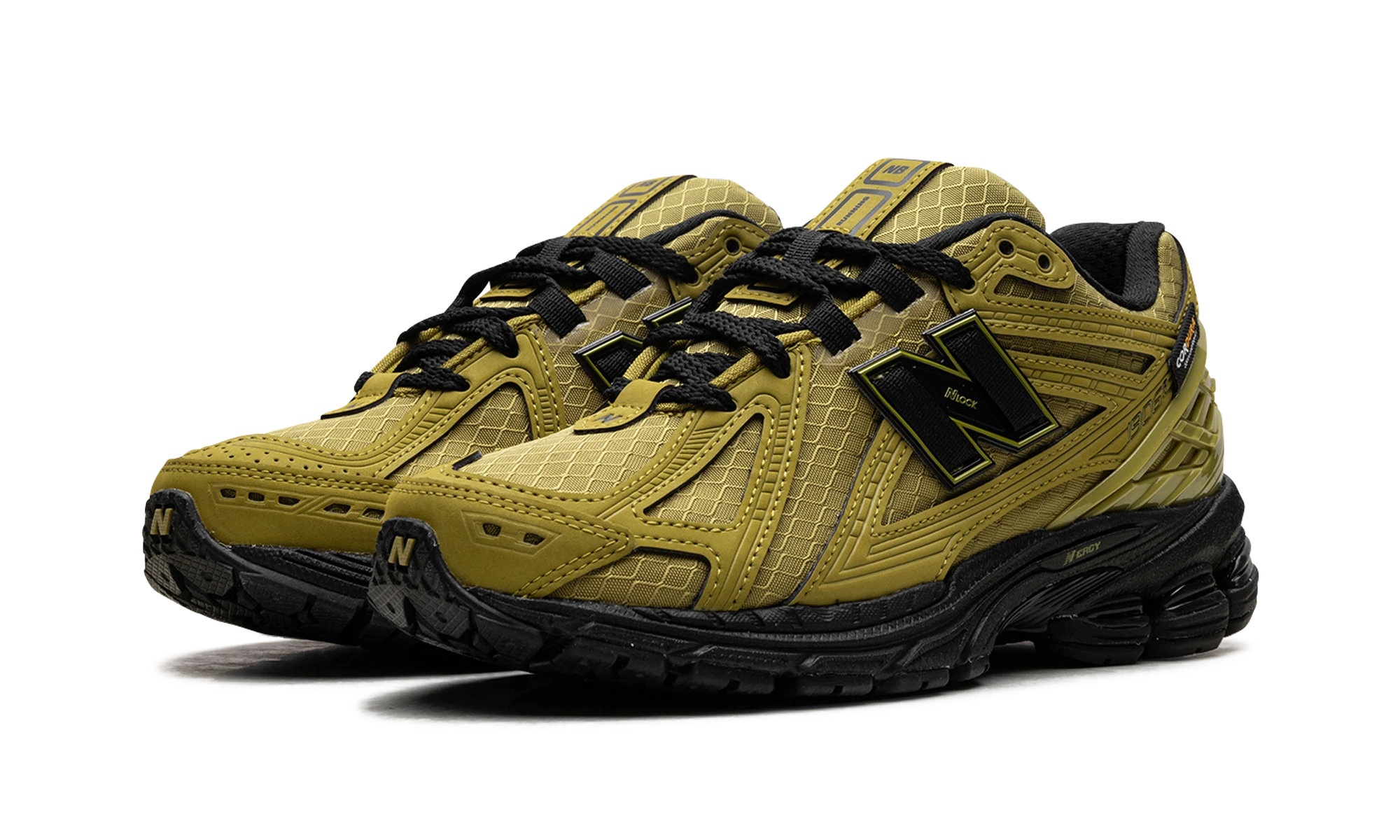 Vue de face de la paire de sneakers New Balance 1906R Cordura Marshland Black noir.