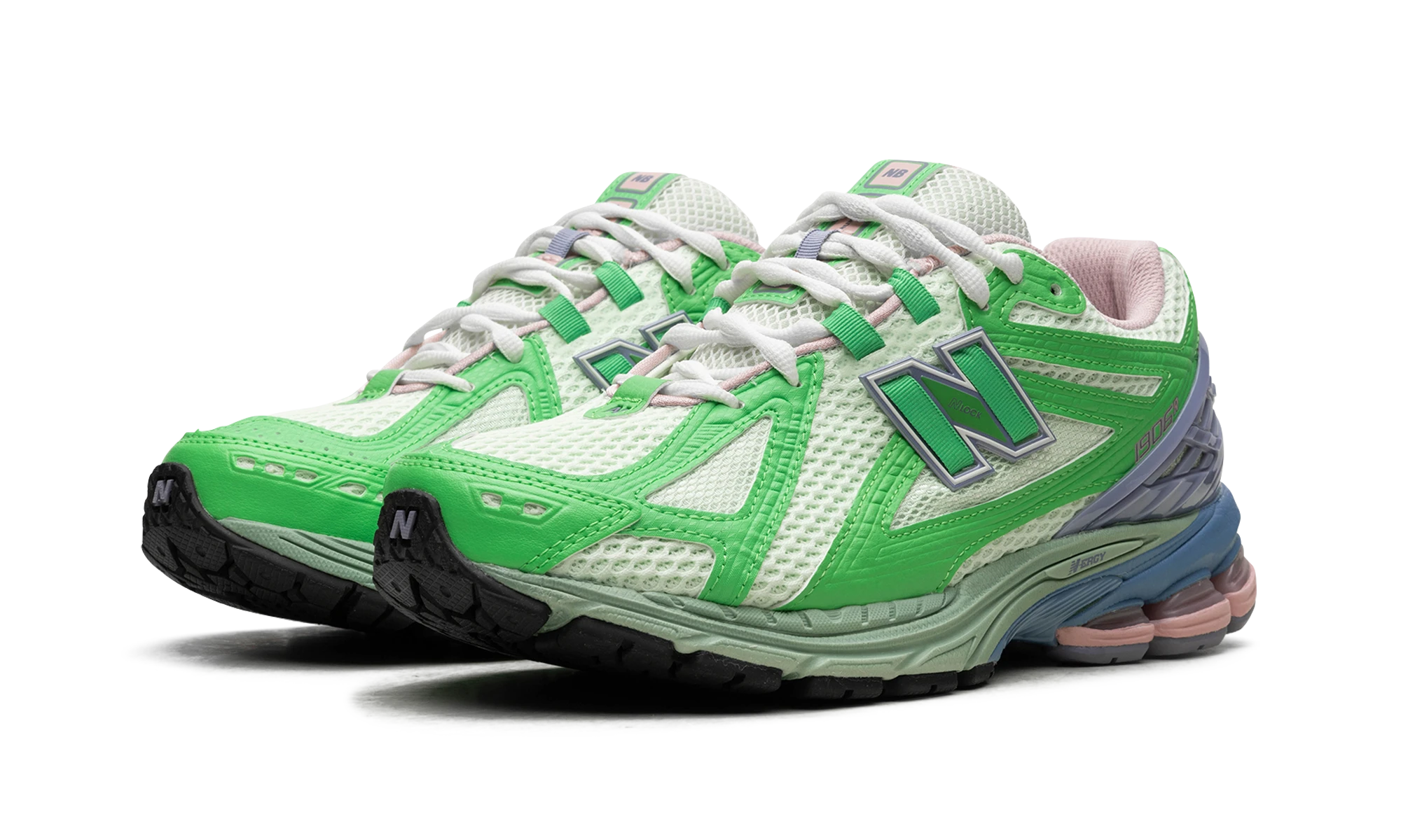 Vue de face de la paire de sneakers New Balance 1906R Green Astral Purple vert et violet.
