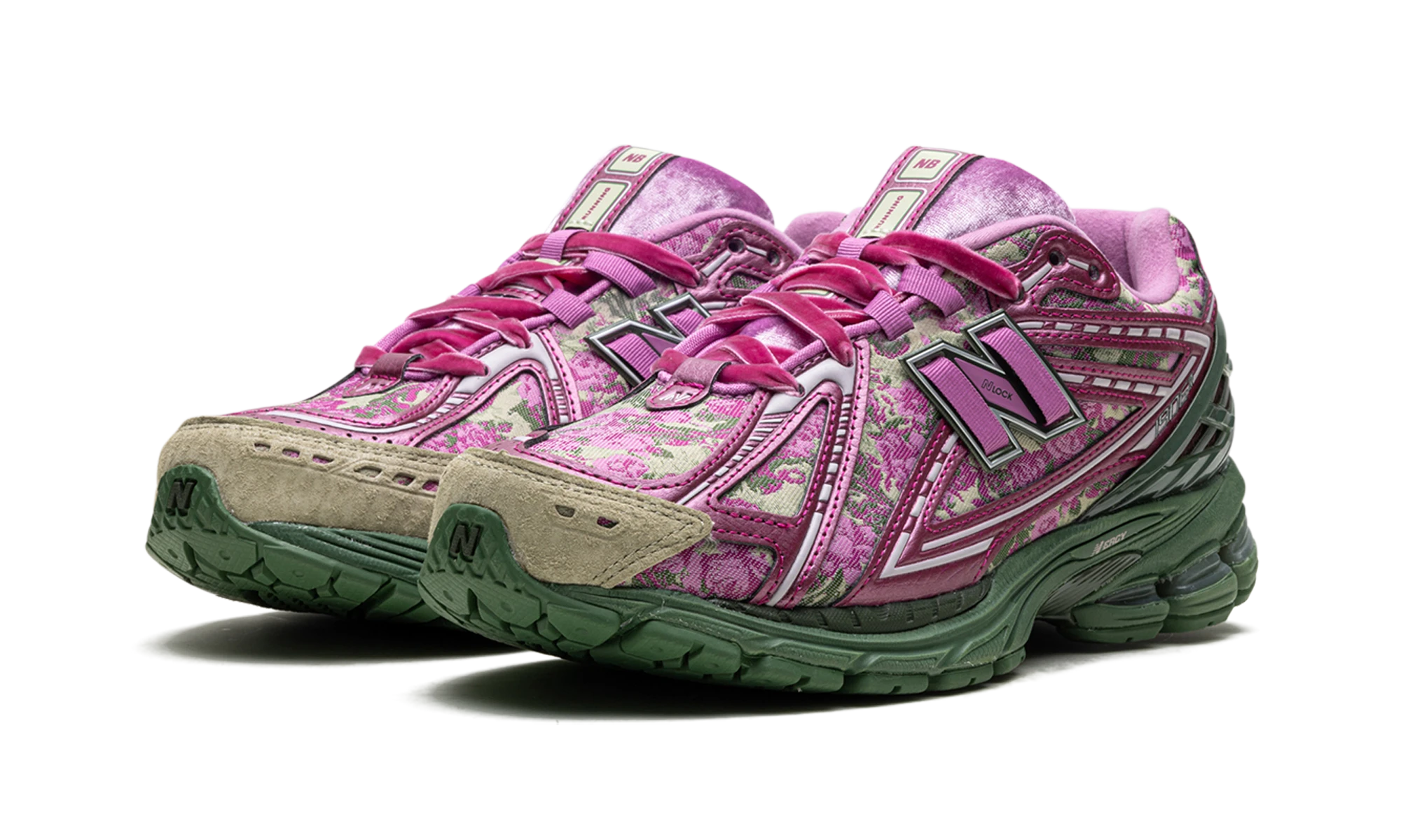 Vue de face de la paire de sneakers New Balance 1906R Jack Harlow Rose Runner (Special Box) vert et violet.