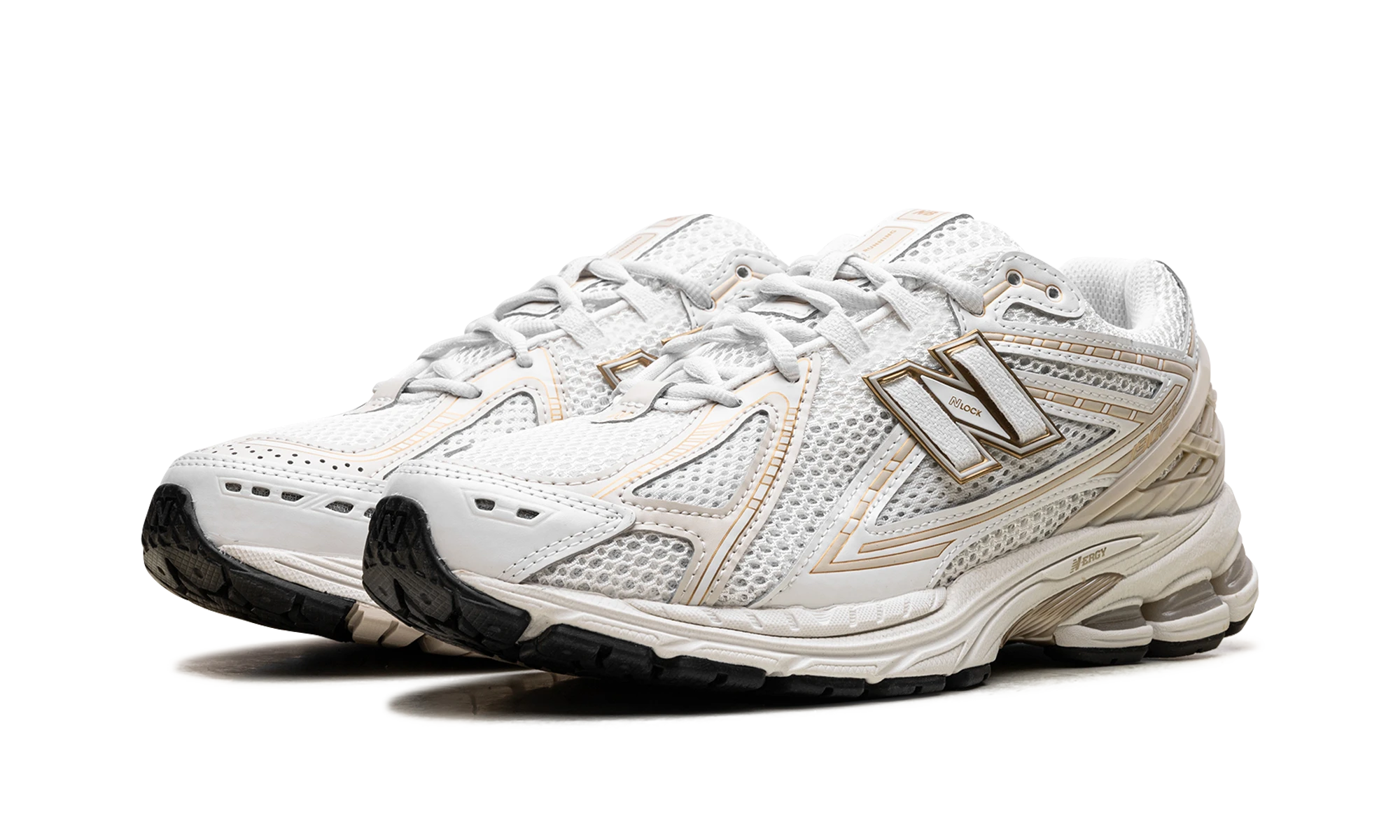 Vue de face de la paire de sneakers New Balance 1906R JD Sports Exclusive Reflection Timberwolf Gold or.