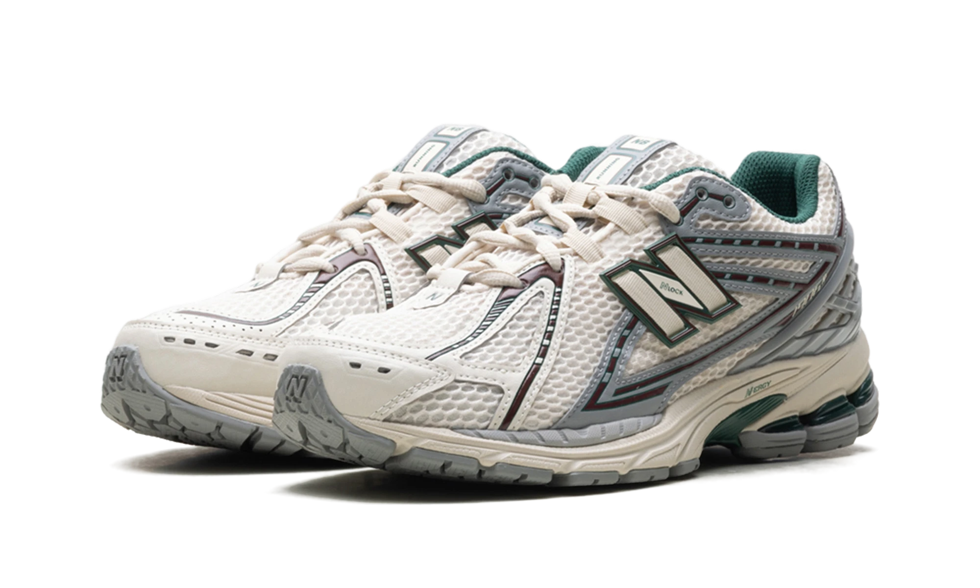Vue de face de la paire de sneakers New Balance 1906R Linen Slate Grey Nightwatch Green beige, gris et vert.