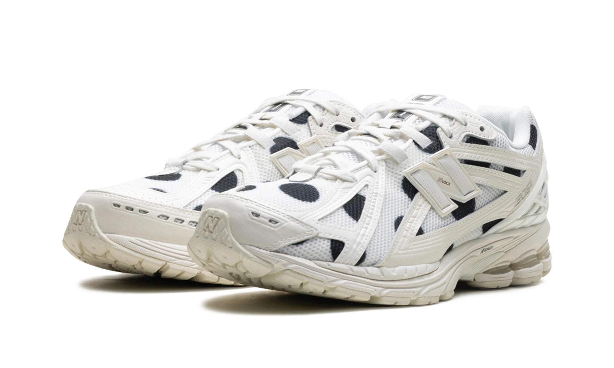 Detail vnútornej strany teniska New Balance 1906R Polka Dot Sea Salt (M1906RPC) blanc et noir.