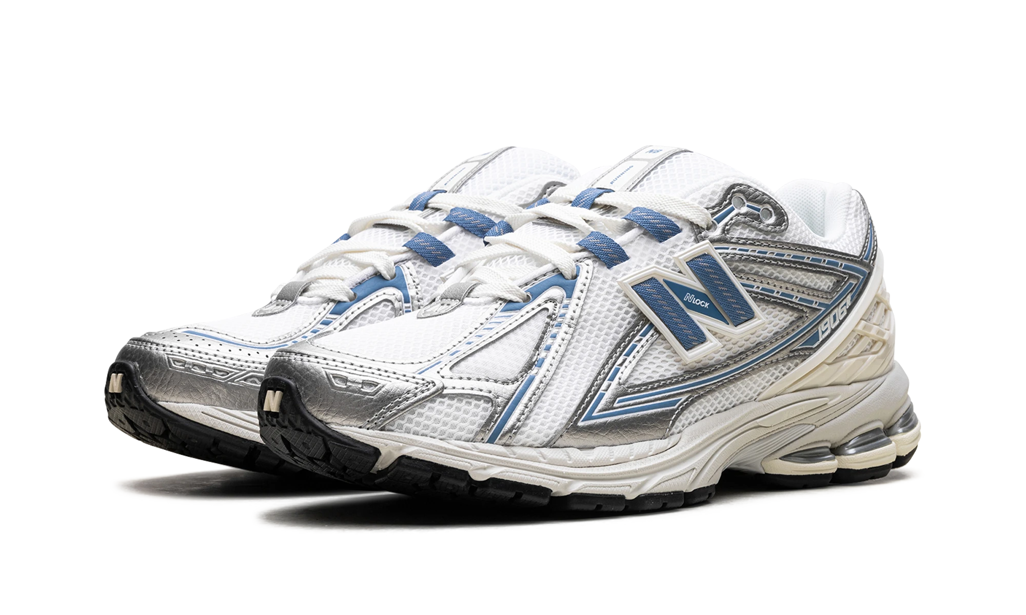 Vue de face de la paire de sneakers New Balance 1906R Sea Salt Blue blanc et bleu.
