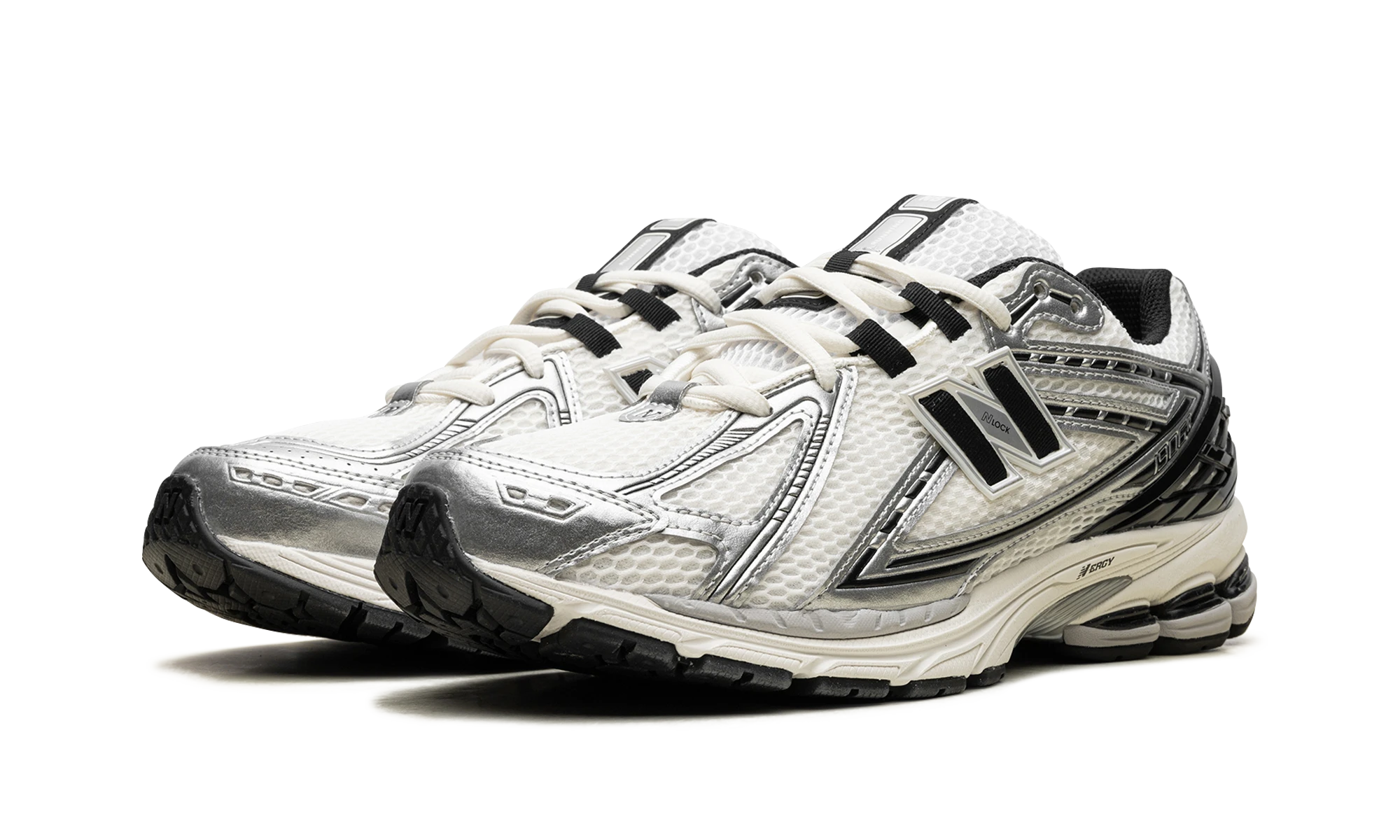 Detail of the inner side of the sneaker New Balance 1906R Silver Black (M1906RER) blanc, argent et noir.