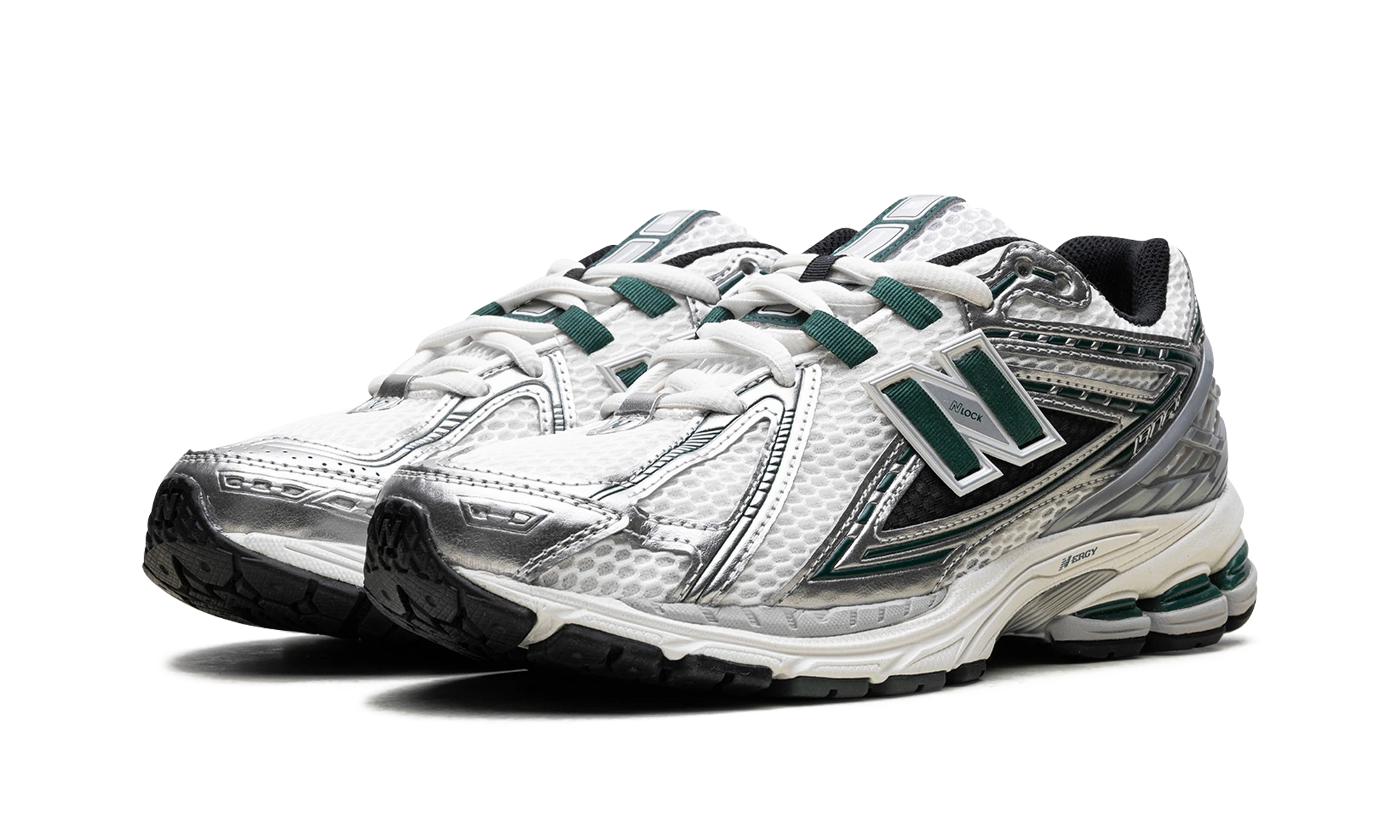 Detail of the inner side of the sneaker New Balance 1906R Silver Metallic Nightwatch Green (M1906REU) argent, vert et blanc.
