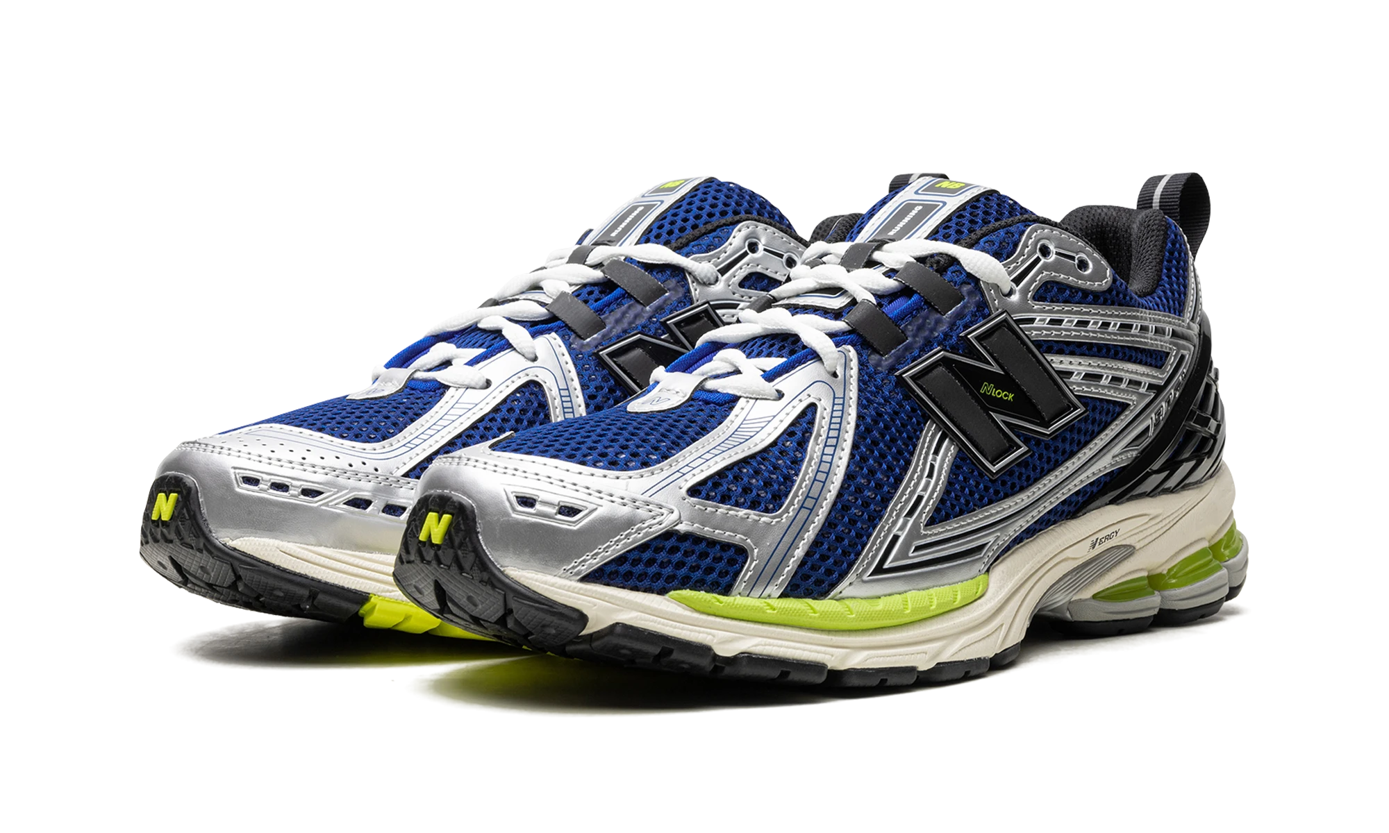 Vue de face de la paire de sneakers New Balance 1906R Sprite bleu et argent.