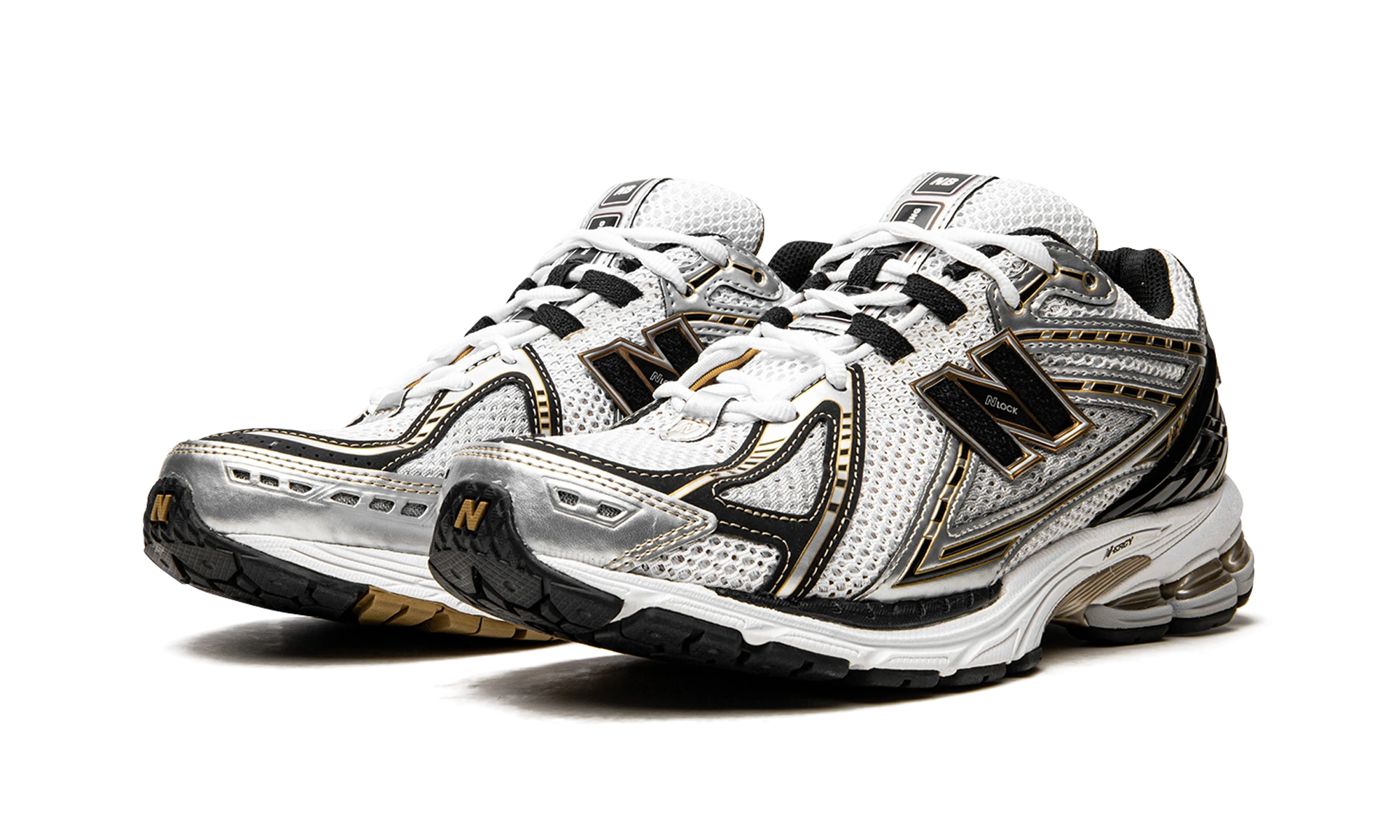 Detail of the inner side of the sneaker New Balance 1906R White Metallic Gold (M1906RA) argent, or et noir.