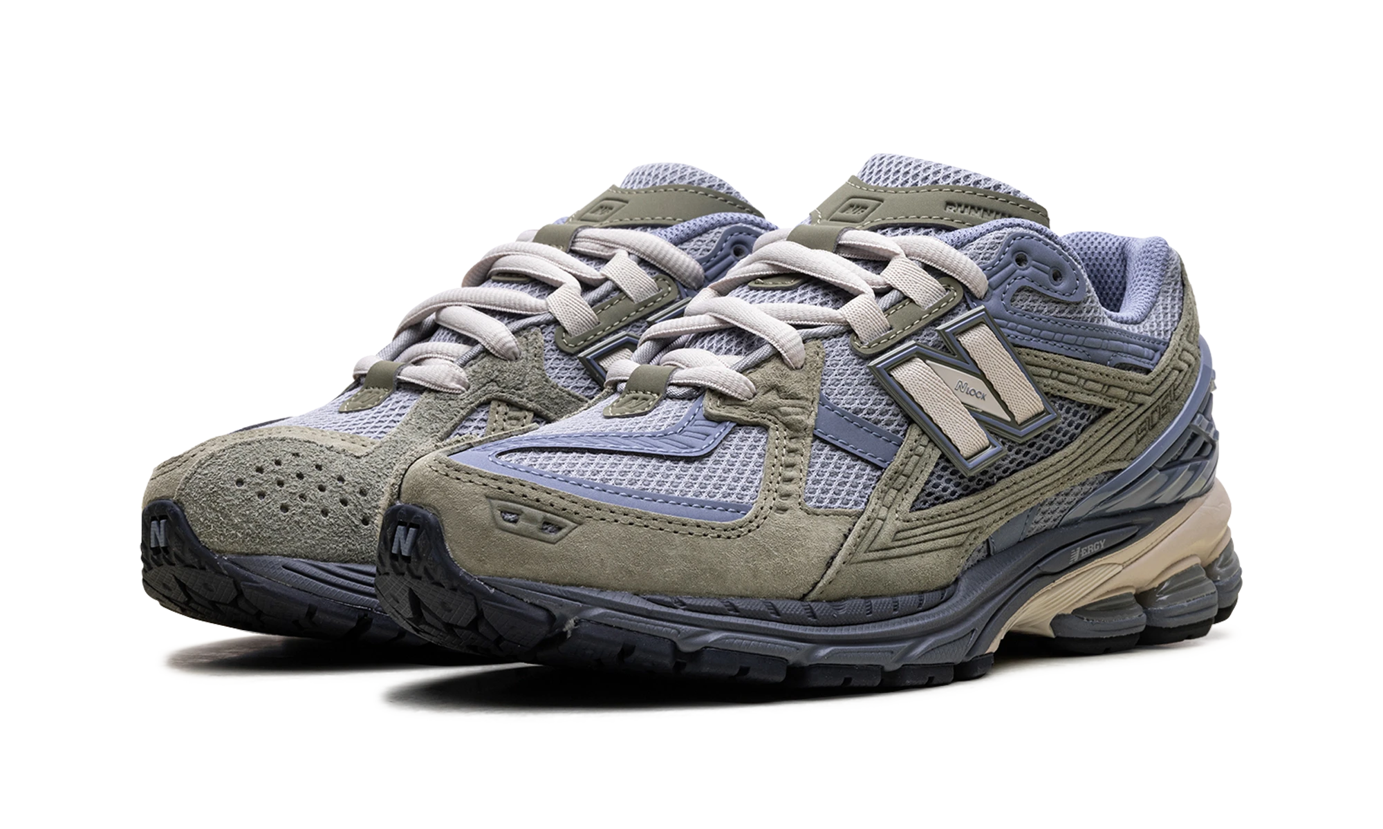 Vue de face de la paire de sneakers New Balance 1906U Slate Grey Dark Olivine gris et noir.