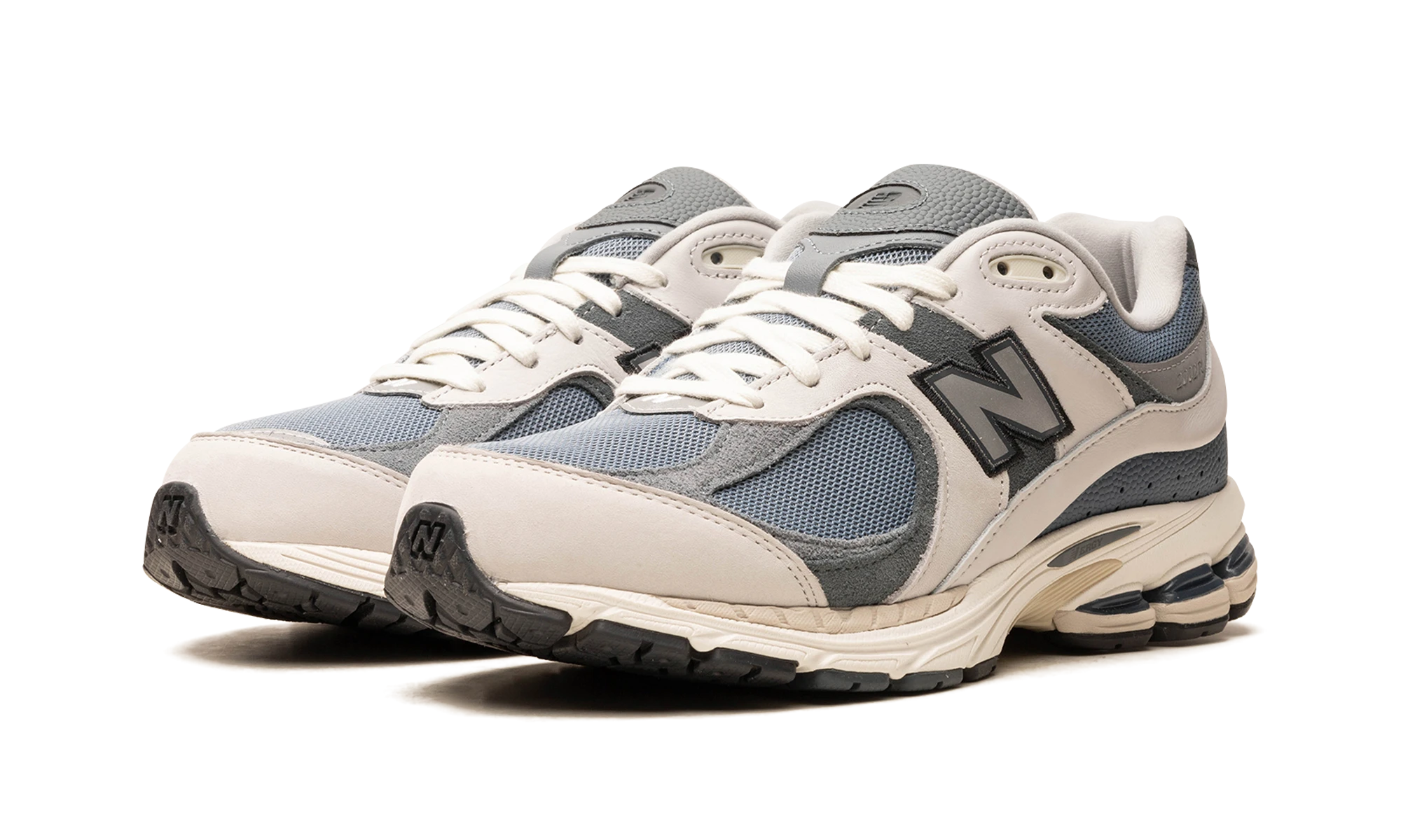 Detail of the inner side of the sneaker New Balance 2002R atmos Cybernetics Blue (M2002RAN) bleu, blanc et beige.