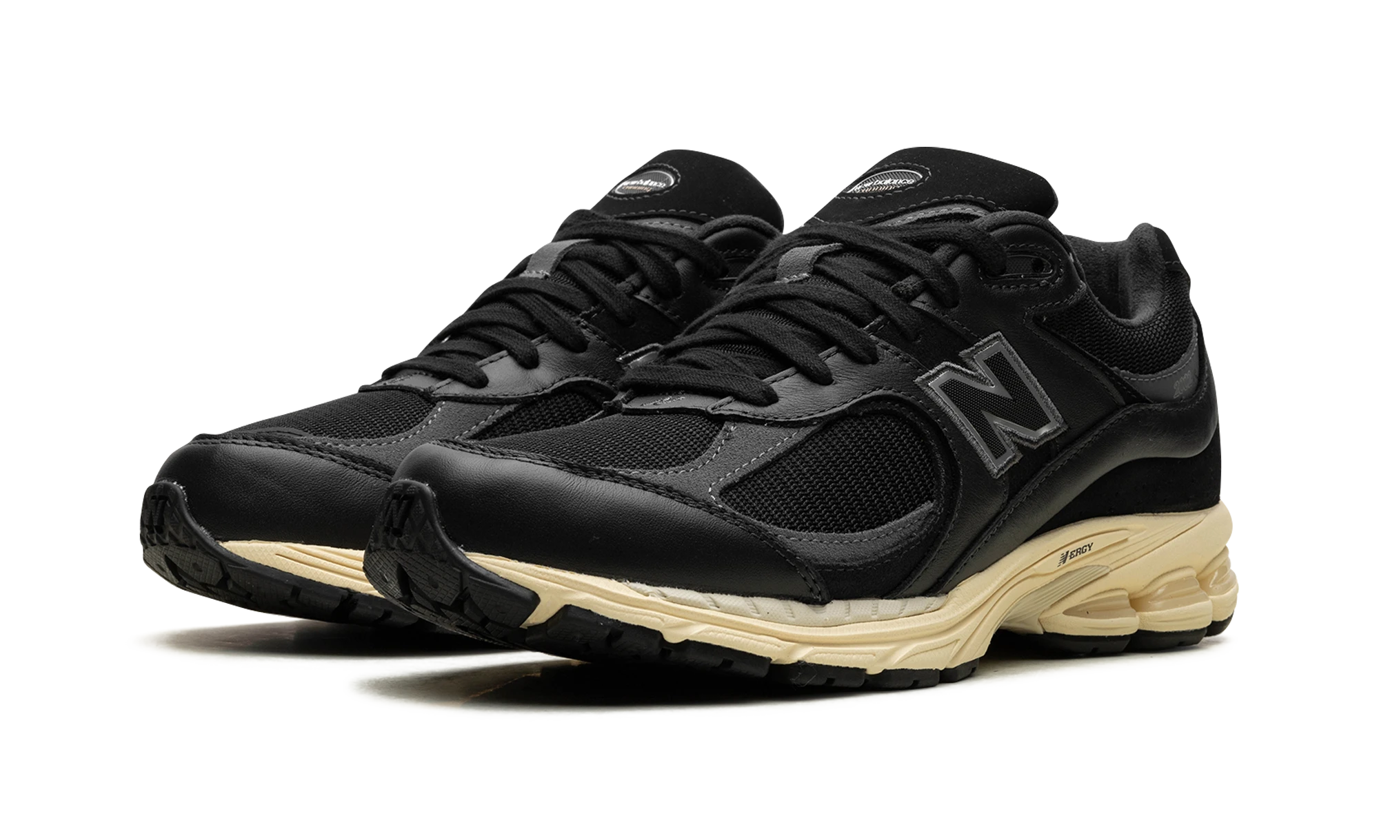 Detail of the inner side of the sneaker New Balance 2002R Black Vintage (M2002RIB) noir et blanc.