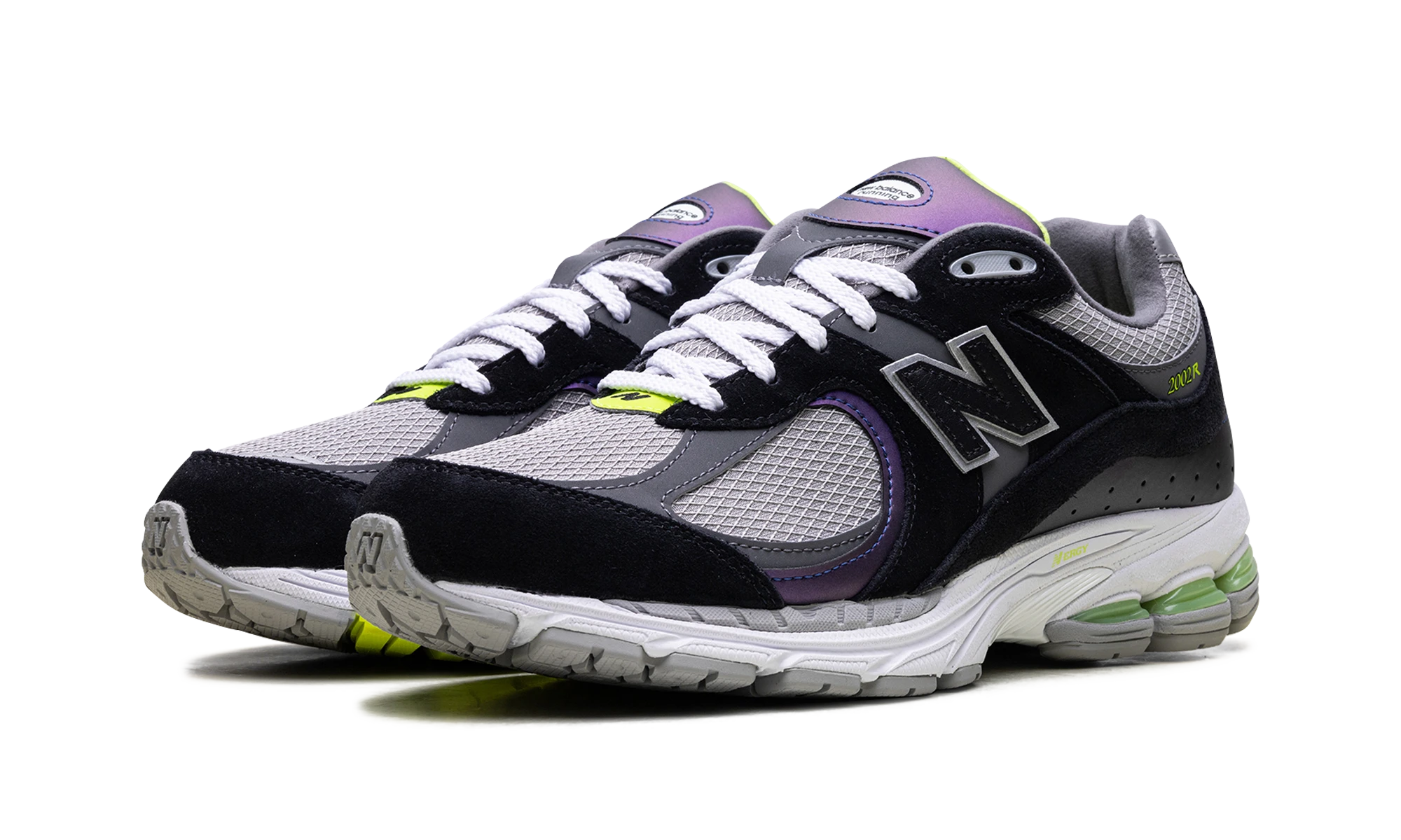 Detail of the inner side of the sneaker New Balance 2002R DTLR Purple Noir (M2002RHI) noir, violet et gris.