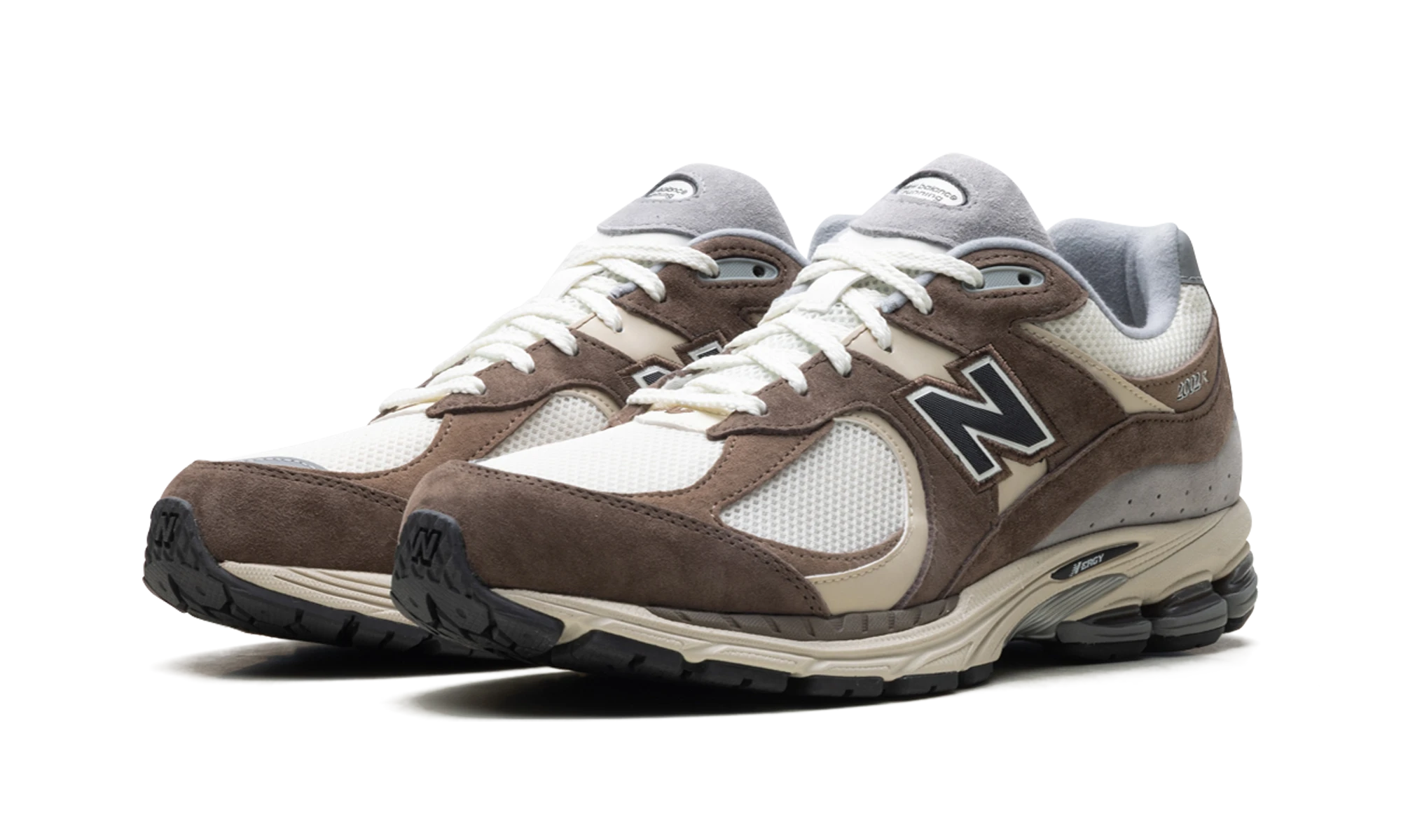 Detail of the inner side of the sneaker New Balance 2002R Emerging Brown (M2002RFZ) blanc, marron et beige.