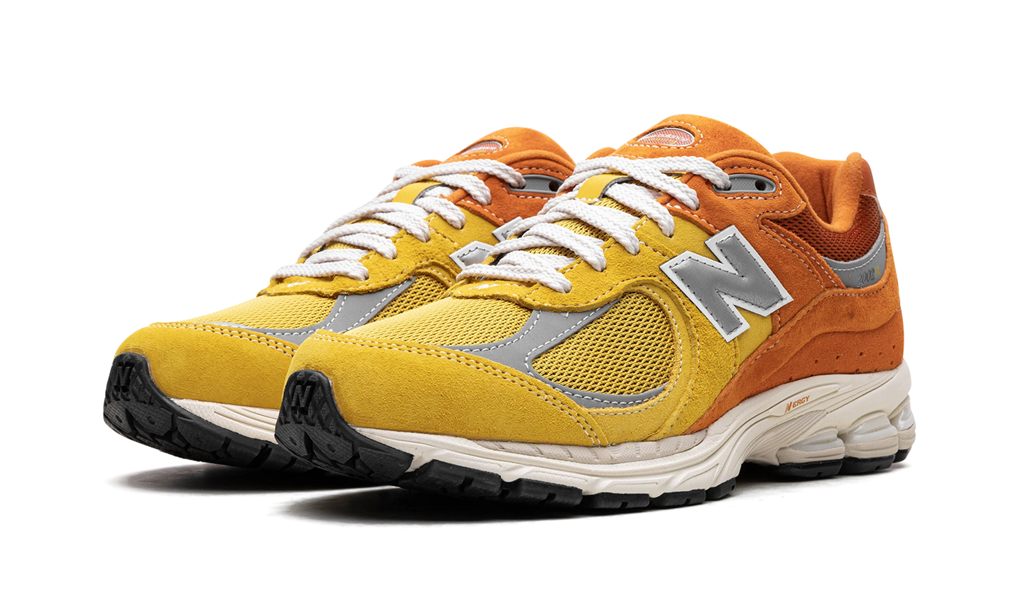 Detail of the inner side of the sneaker New Balance 2002R Ginger Lemon (M2002RPA) orange et gris.