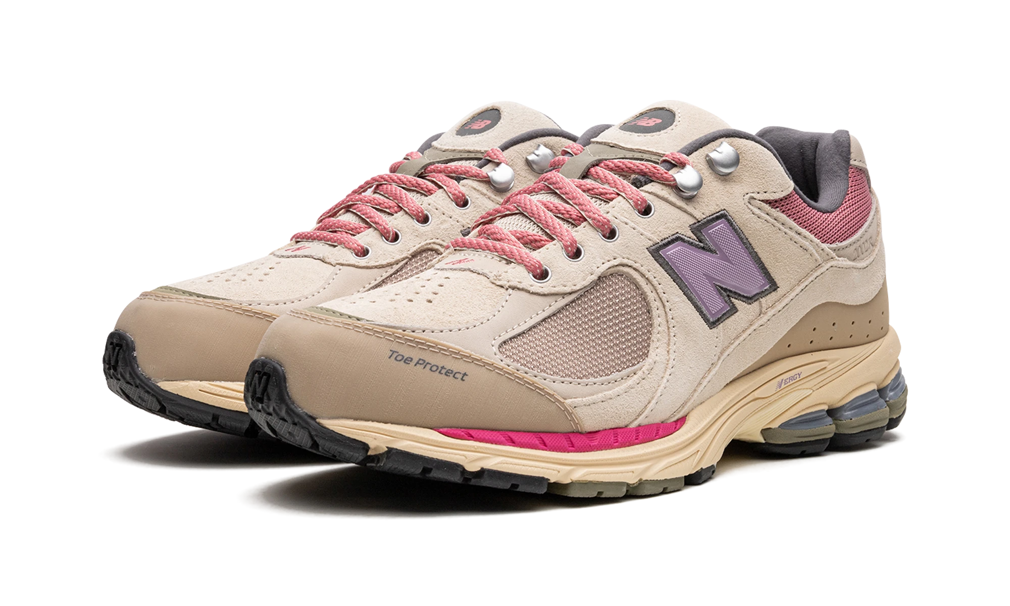 Detail of the inner side of the sneaker New Balance 2002R Hiking Pack Beige (M2002RWL) beige, violet et rose.