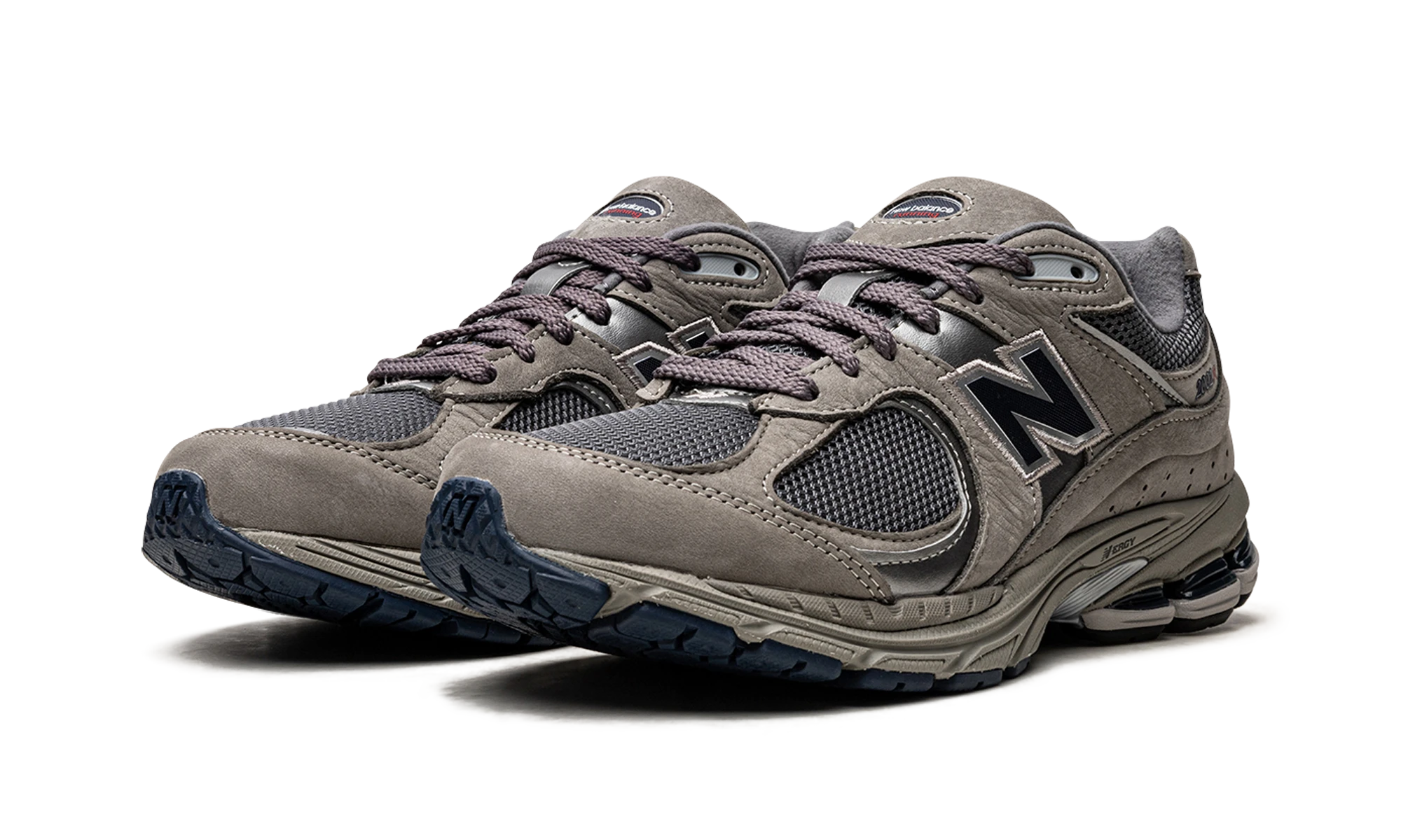 Detail of the inner side of the sneaker New Balance 2002R Light Grey (ML2002RA) gris, argent et noir.