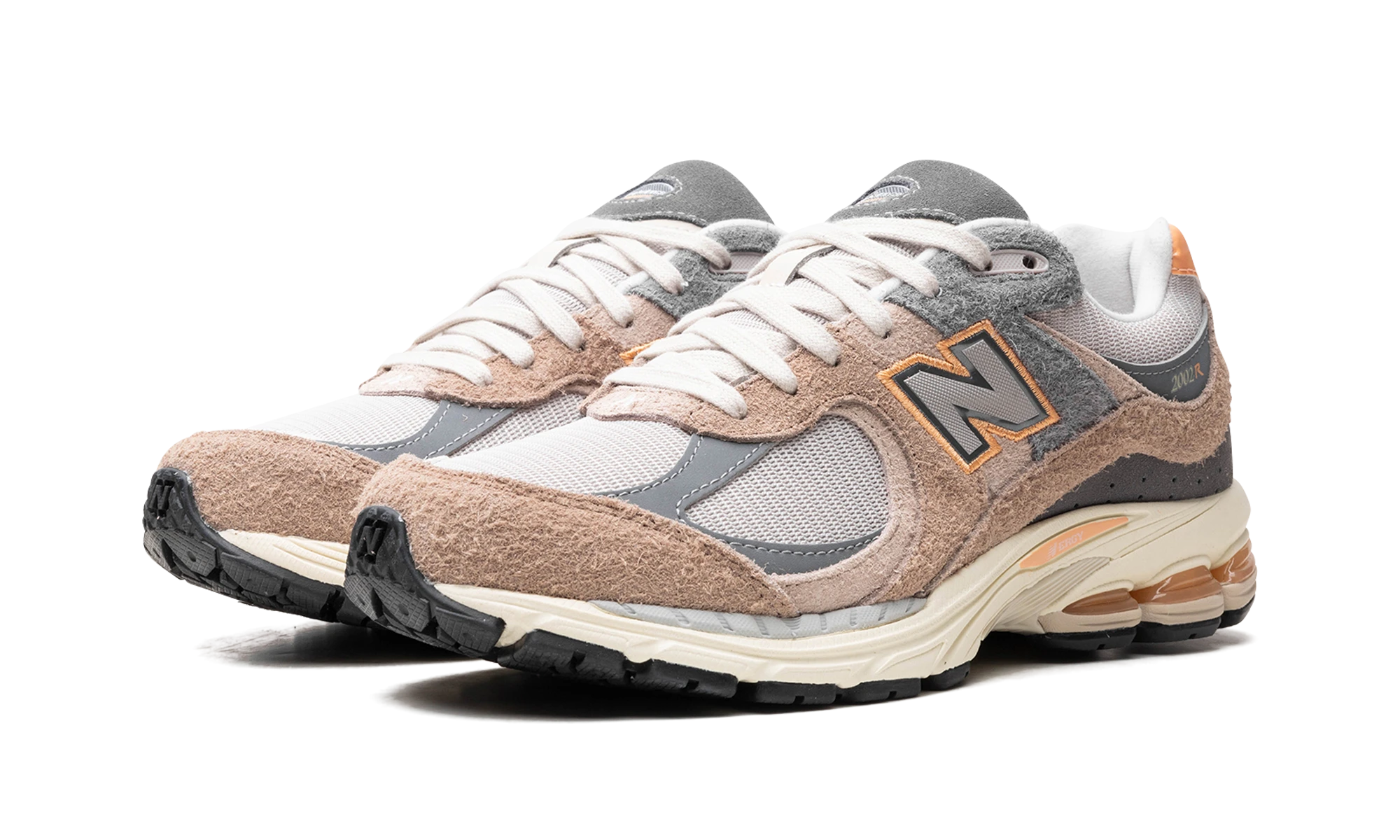 Detail of the inner side of the sneaker New Balance 2002R Mushroom Hazy Peach (M2002REJ) beige et rose.