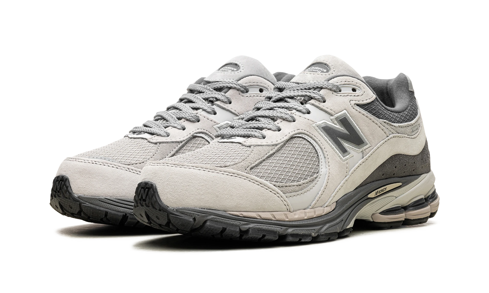 Detail of the inner side of the sneaker New Balance 2002R Raincloud Concrete (M2002RRW) multicolore.