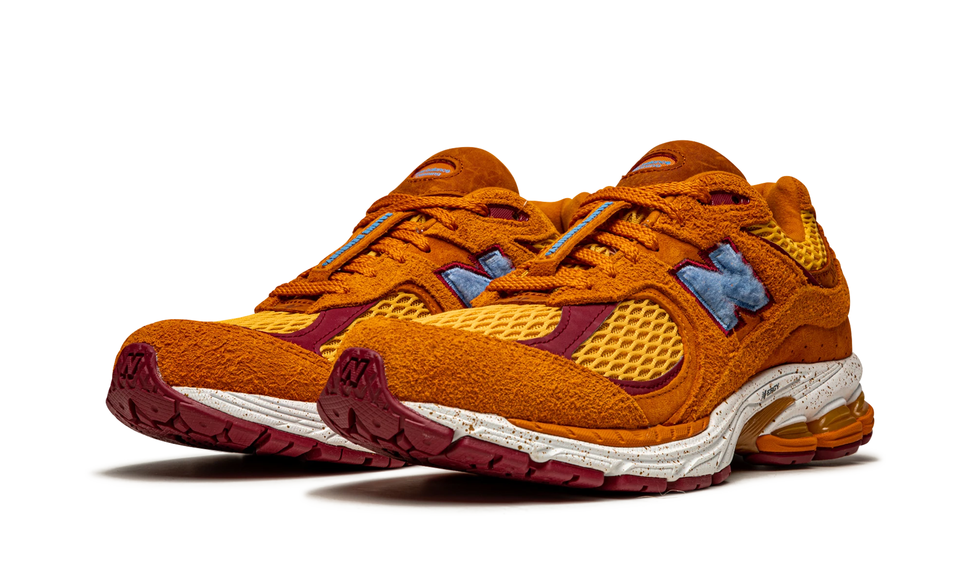 Detail of the inner side of the sneaker New Balance 2002R Salehe Bembury Peace Be The Journey (ML2002R1) orange, jaune et bleu.