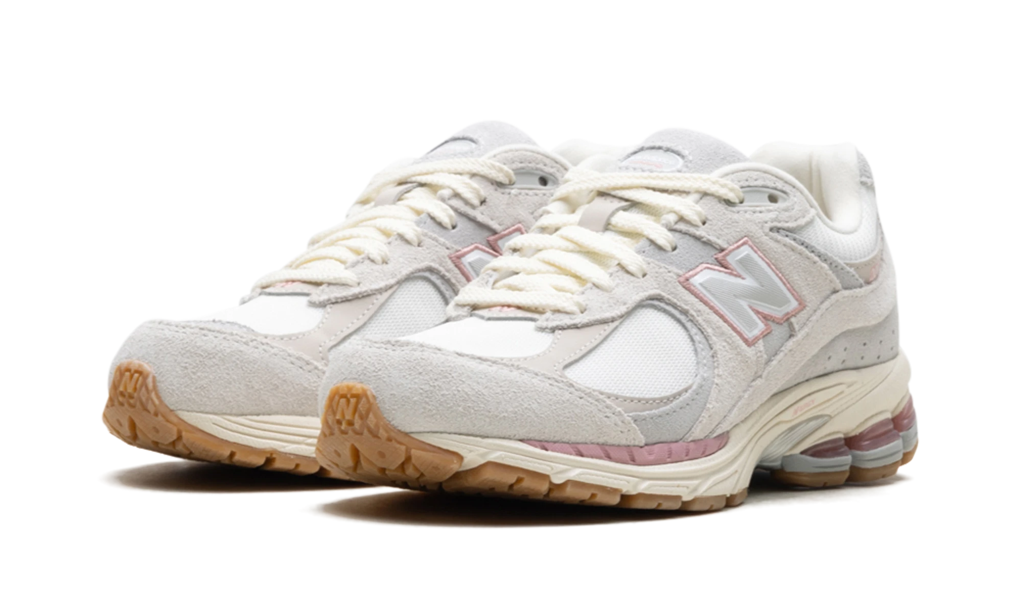 Detail of the inner side of the sneaker New Balance 2002R Sea Salt Brighton Grey (M2002RPM) blanc et gris.