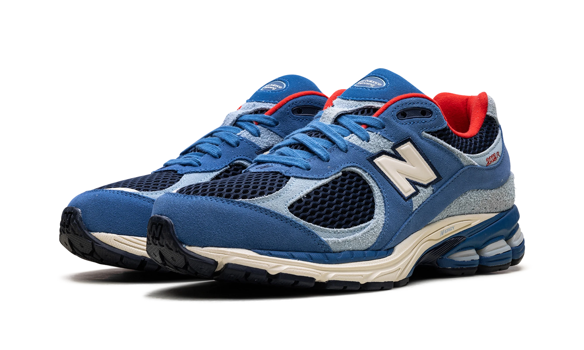 Detail of the inner side of the sneaker New Balance 2002R Shoe Palace Volcanic Rocks Blue (M2002RRM) bleu et rouge.