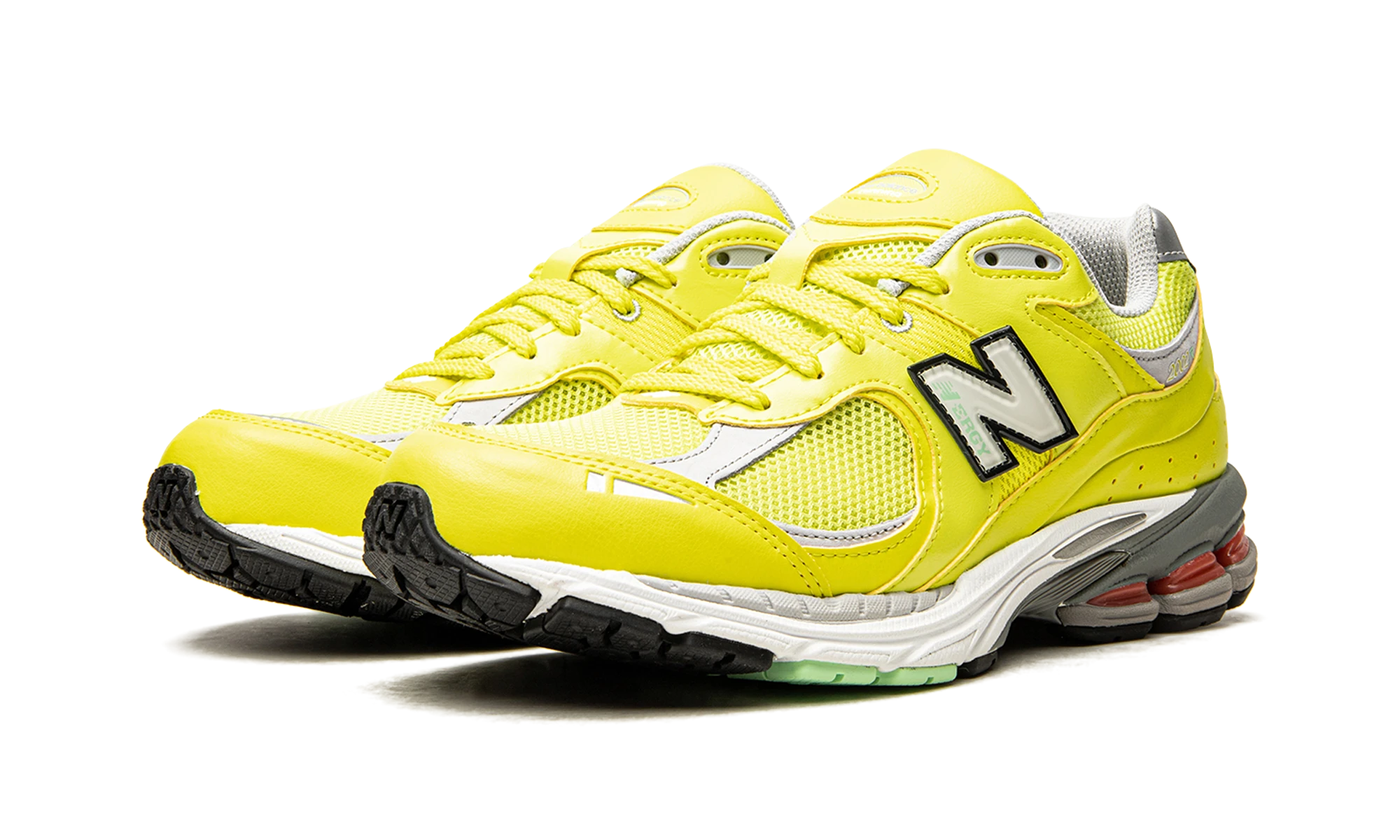 Detail of the inner side of the sneaker New Balance 2002R Sulphur Yellow (M2002RLC) jaune et argent.