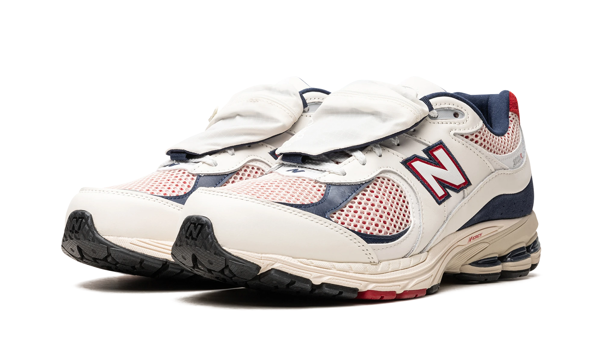 Detail of the inner side of the sneaker New Balance 2002R Team Red Navy Pouch (M2002RVE) blanc, rouge et bleu.