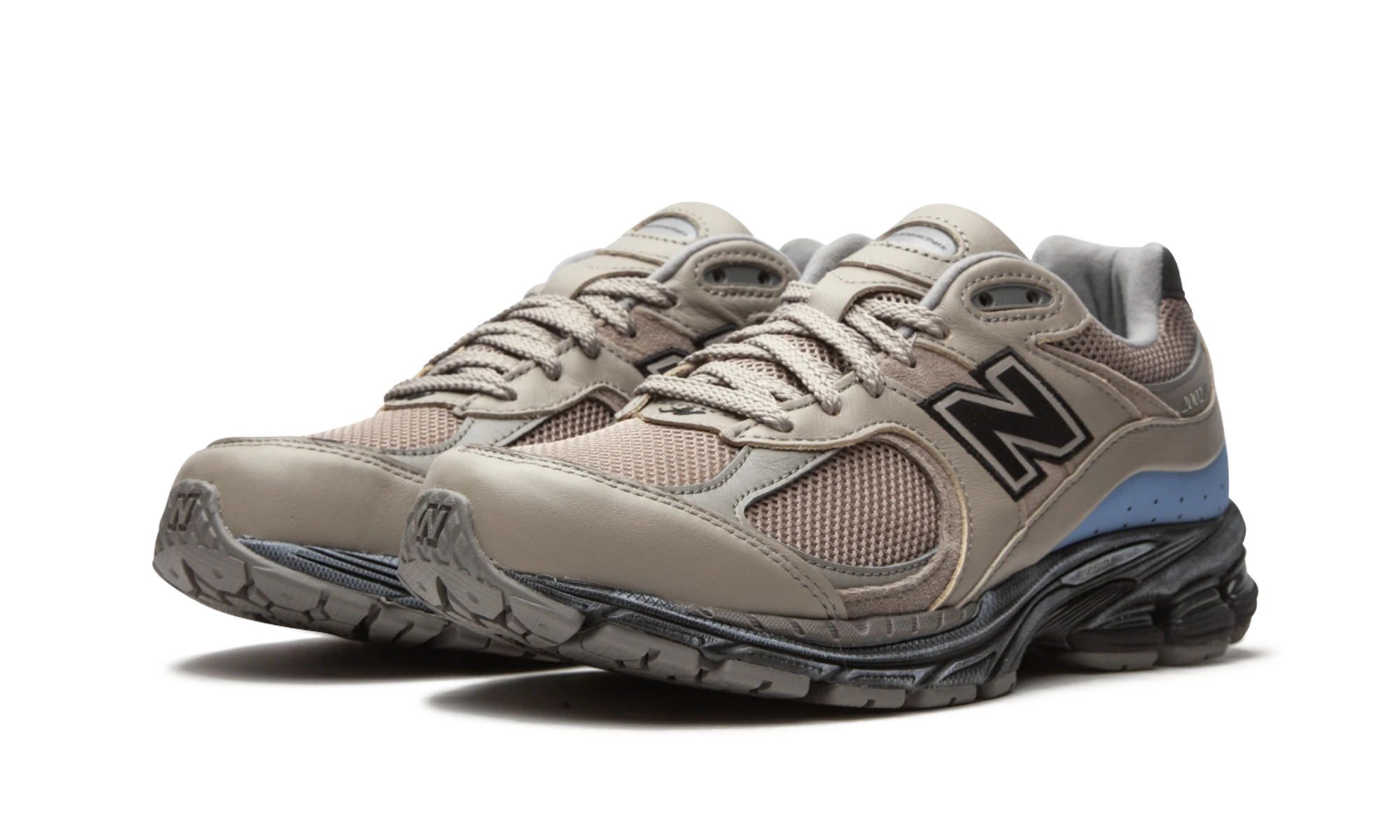 Detail of the inner side of the sneaker New Balance 2002R thisisneverthat Light Brown (ML2002RN) marron et noir.