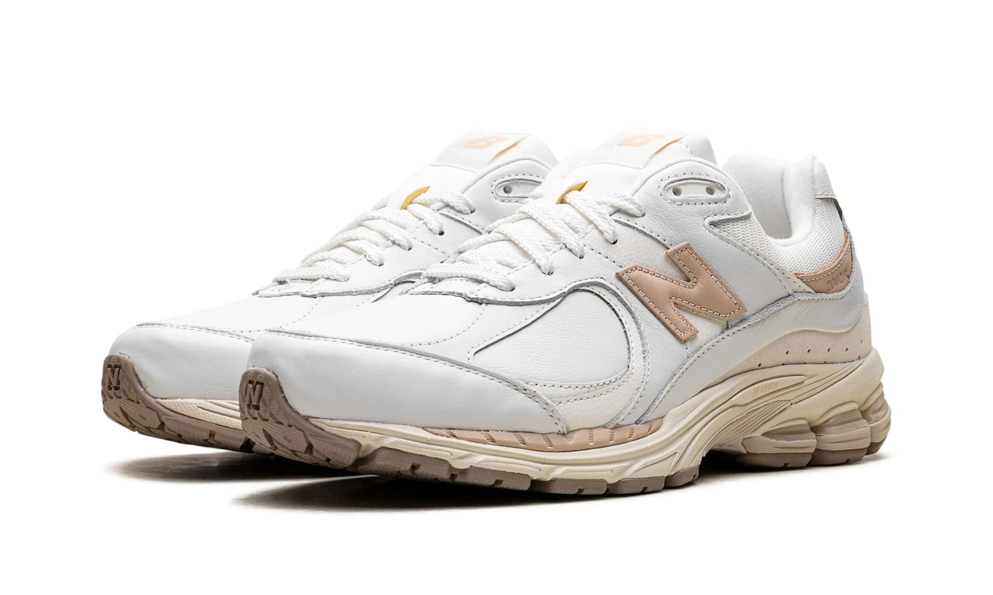 Detail of the inner side of the sneaker New Balance 2002R White Vachetta Tan (M2002RVF) blanc et beige.