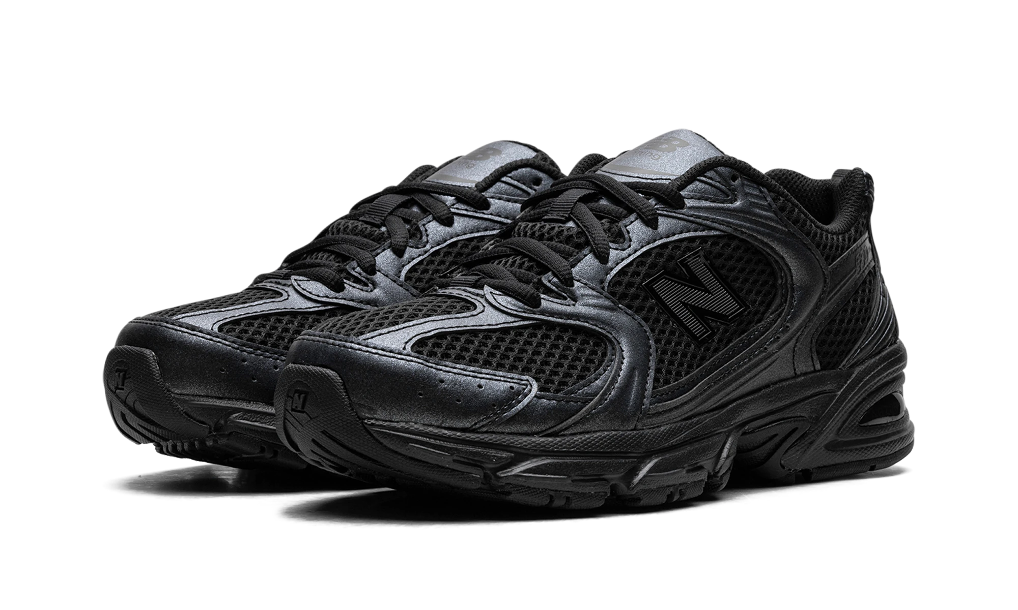 Vue de face de la paire de sneakers New Balance 530 Black Dark Grey multicolore.