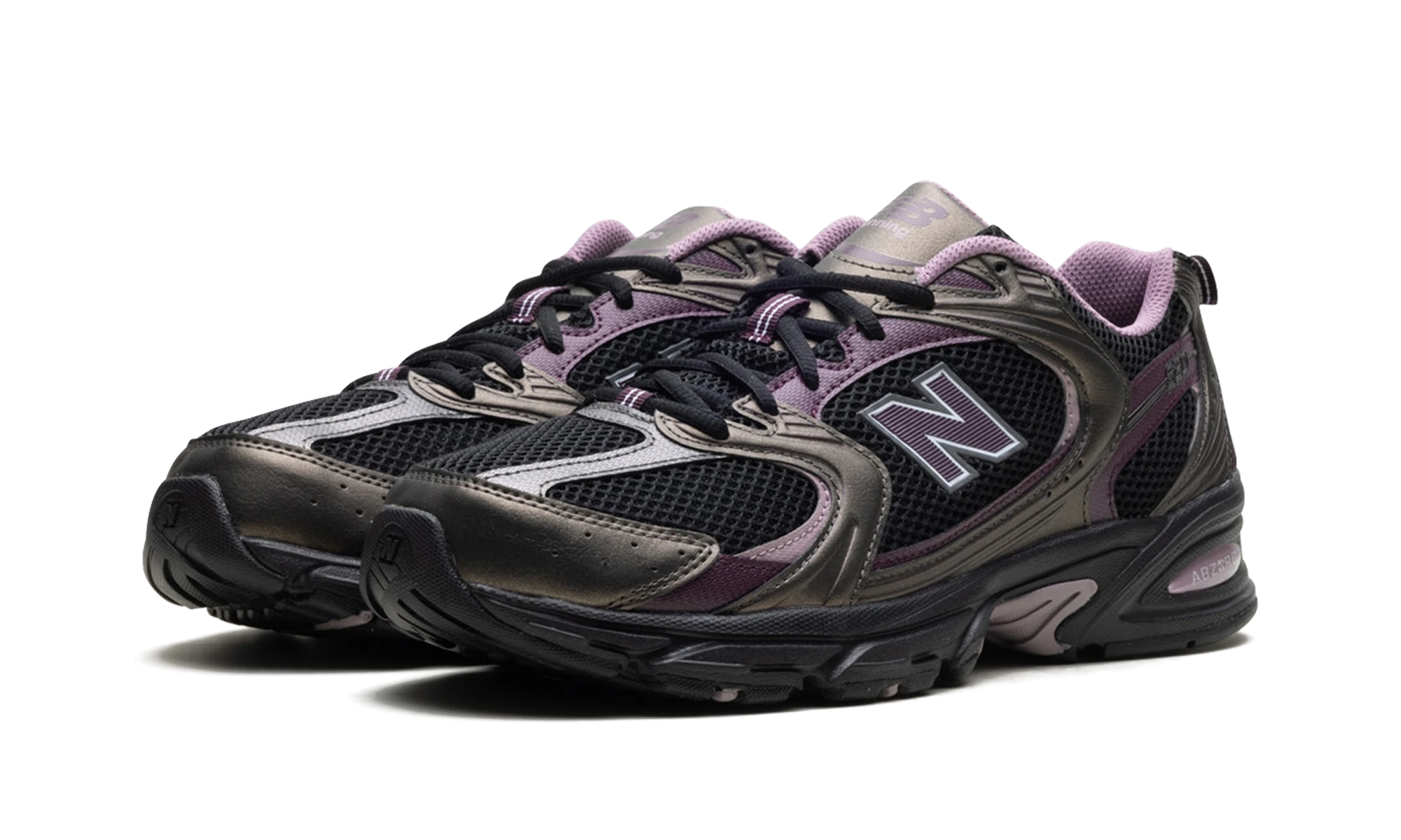 Vue de face de la paire de sneakers New Balance 530 Black Metallic Plum Brown noir, violet et marron.