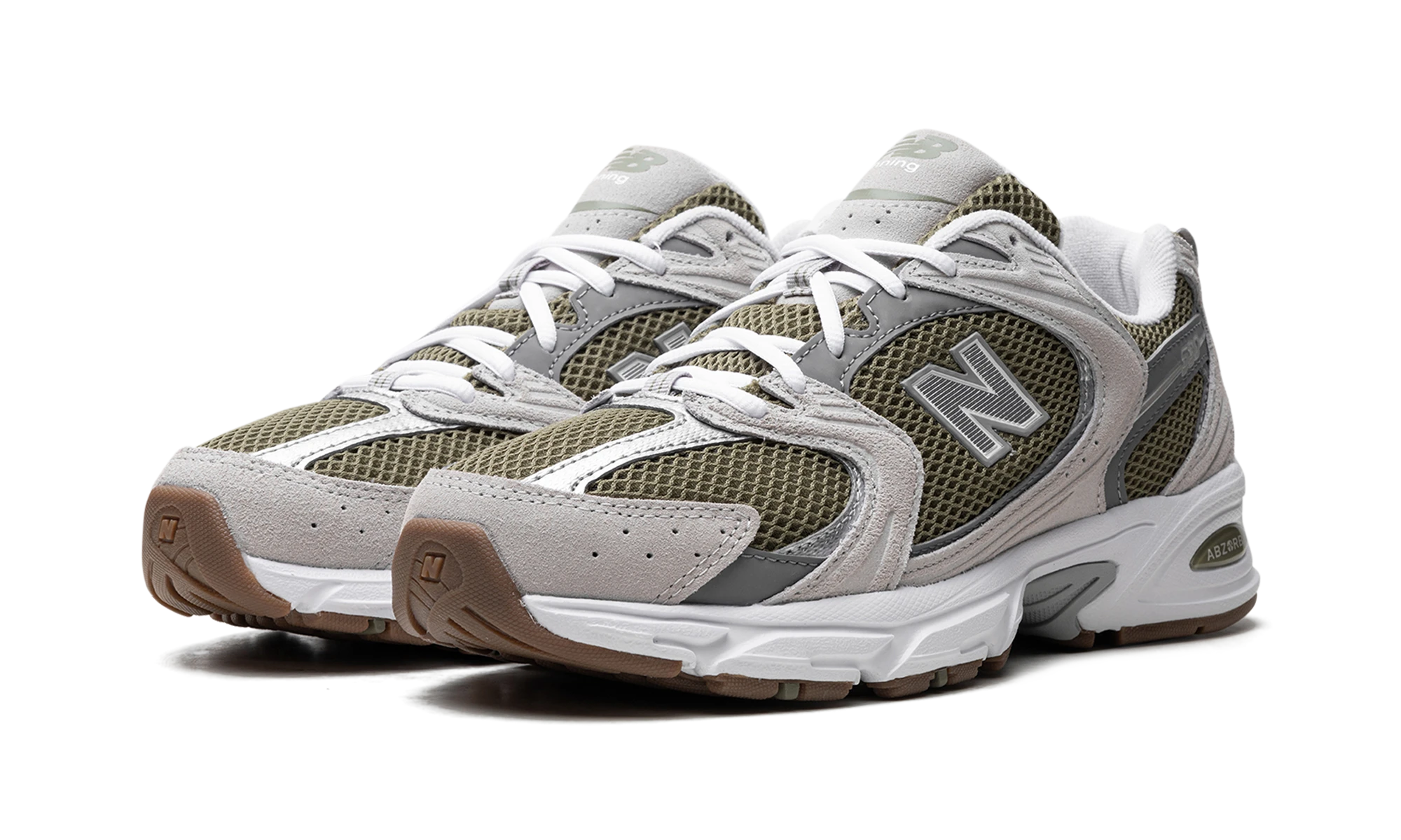 Vue de face de la paire de sneakers New Balance 530 Dark Olivine noir et gris.