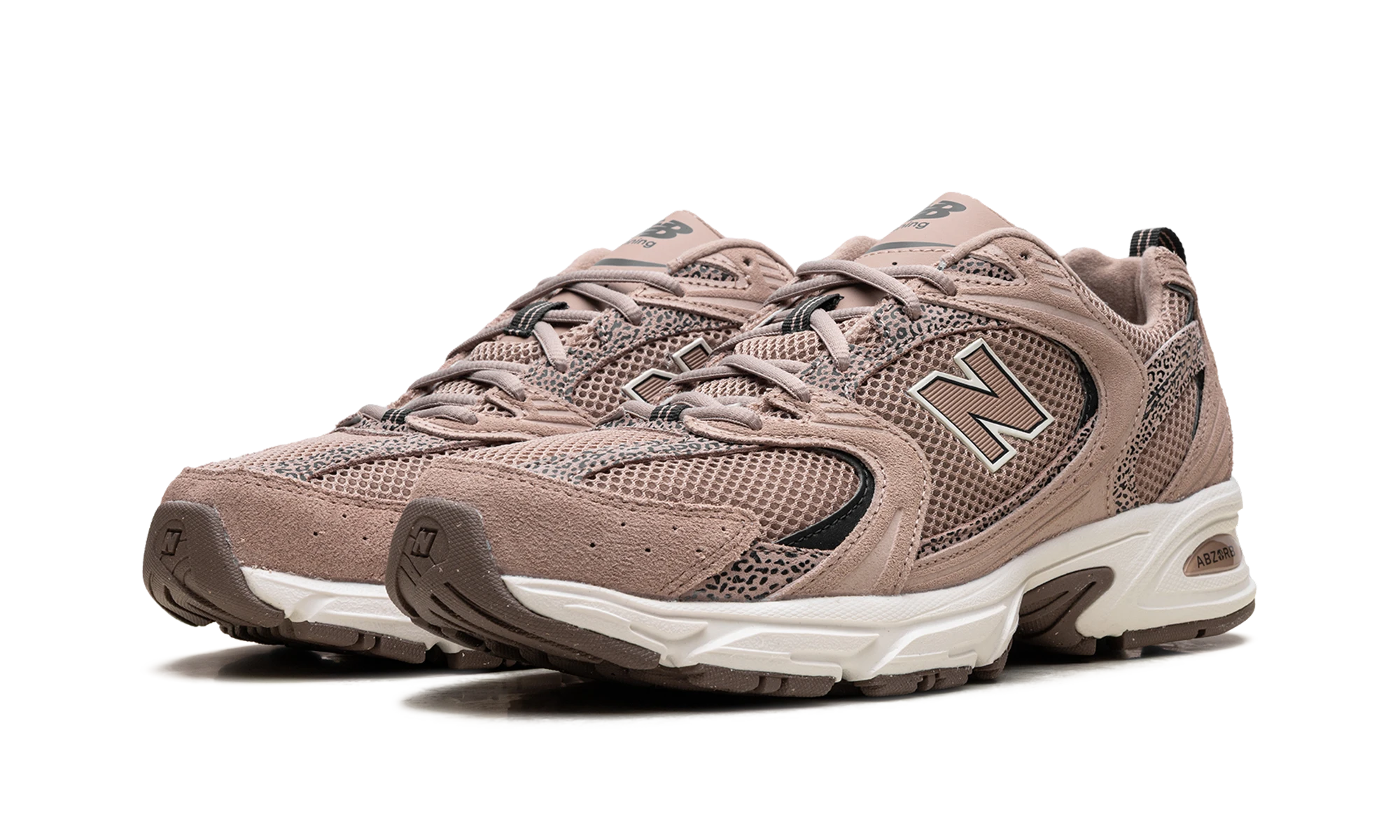 Vue de face de la paire de sneakers New Balance 530 Flat Taupe Black Cement beige, noir et gris.