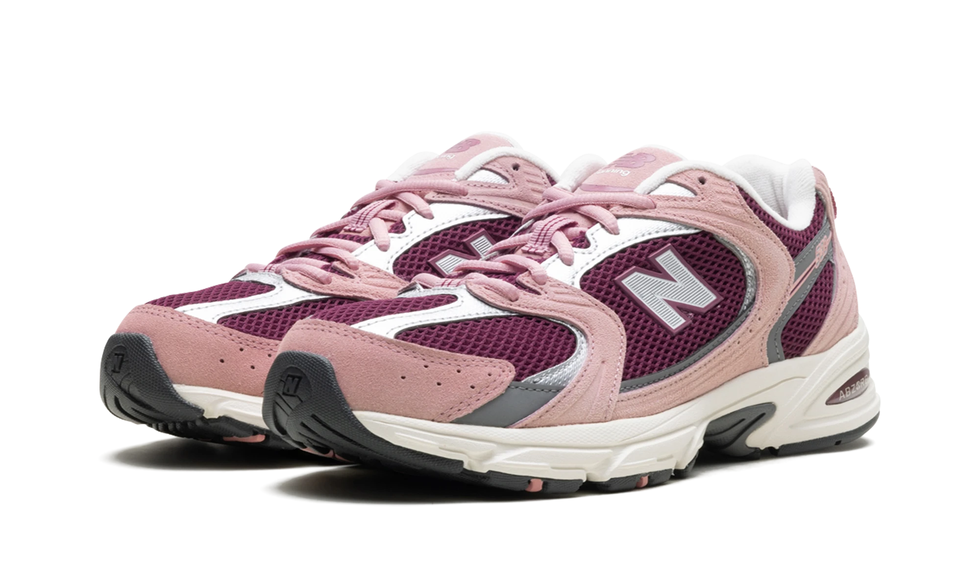 Vue de face de la paire de sneakers New Balance 530 Pink Moon Burgundy rose et marron.