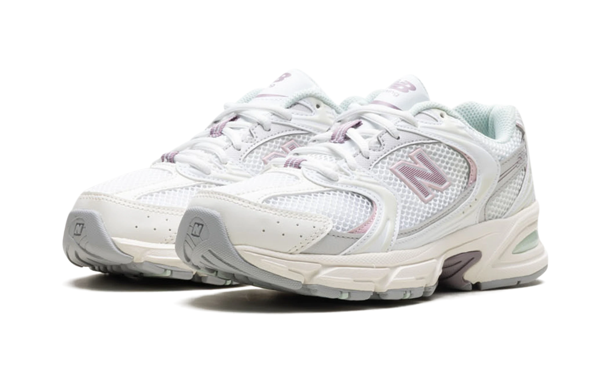 Vue de face de la paire de sneakers New Balance 530 Sea Salt Ice Wine blanc et rose.