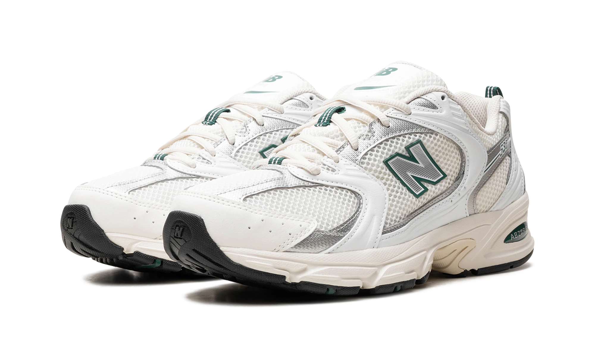 Vue de face de la paire de sneakers New Balance 530 Sea Salt Marsh Green blanc et vert.
