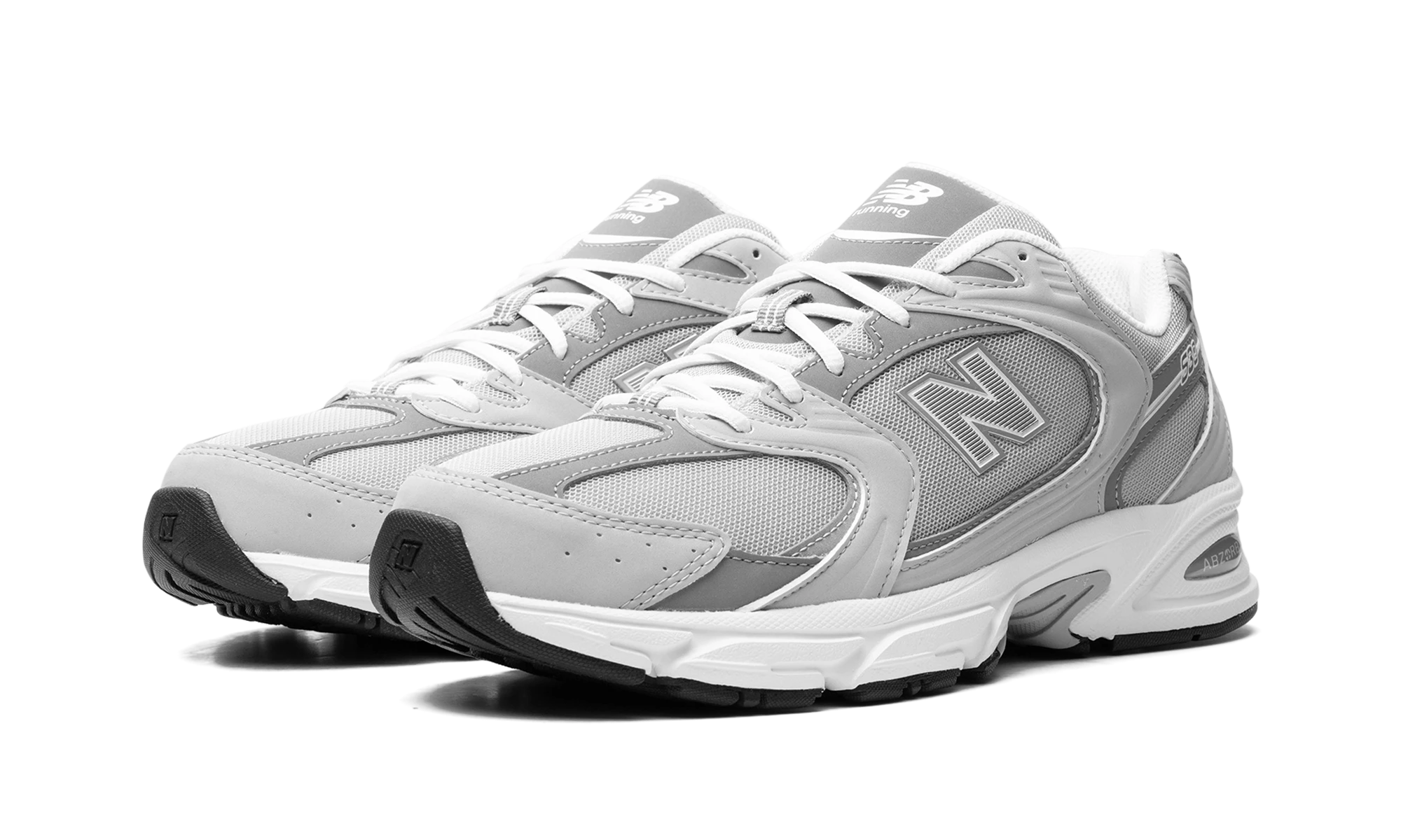 Vue de face de la paire de sneakers New Balance 530 Summer Fog gris.