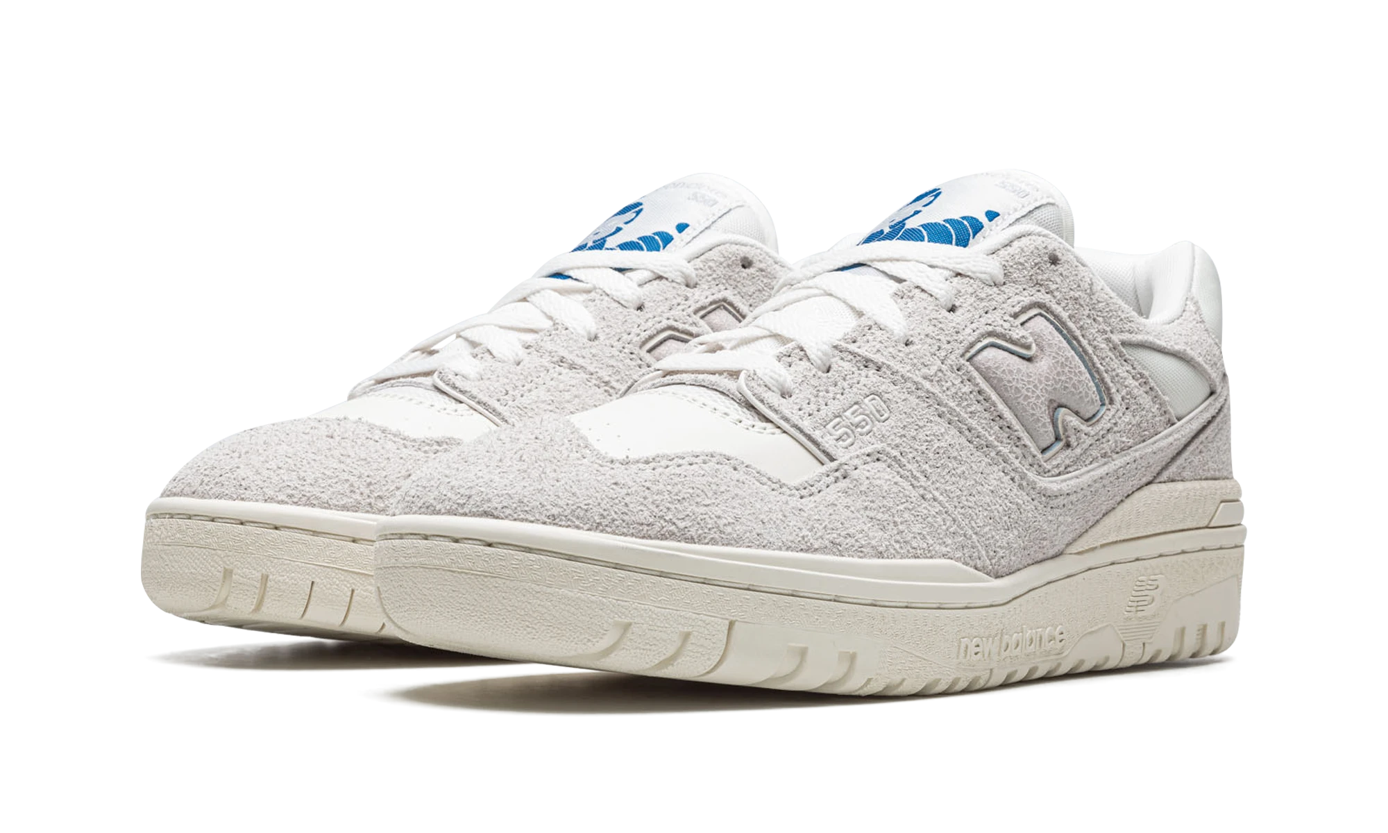 Detail of the inner side of the sneaker New Balance 550 Aime Leon Dore Grey Suede (BB550AC1) gris, blanc et bleu.
