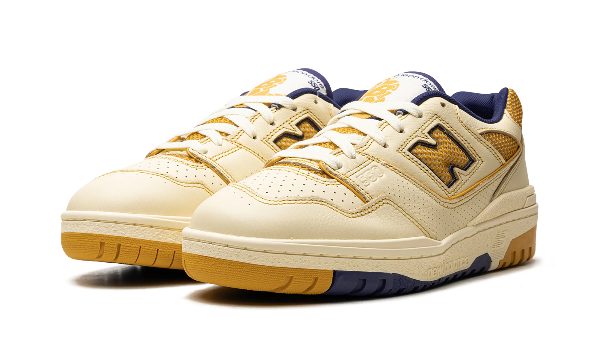 Detail of the inner side of the sneaker New Balance 550 Aime Leon Dore Masaryk Community Gym Yellow (BB550AX1) bleu et jaune.