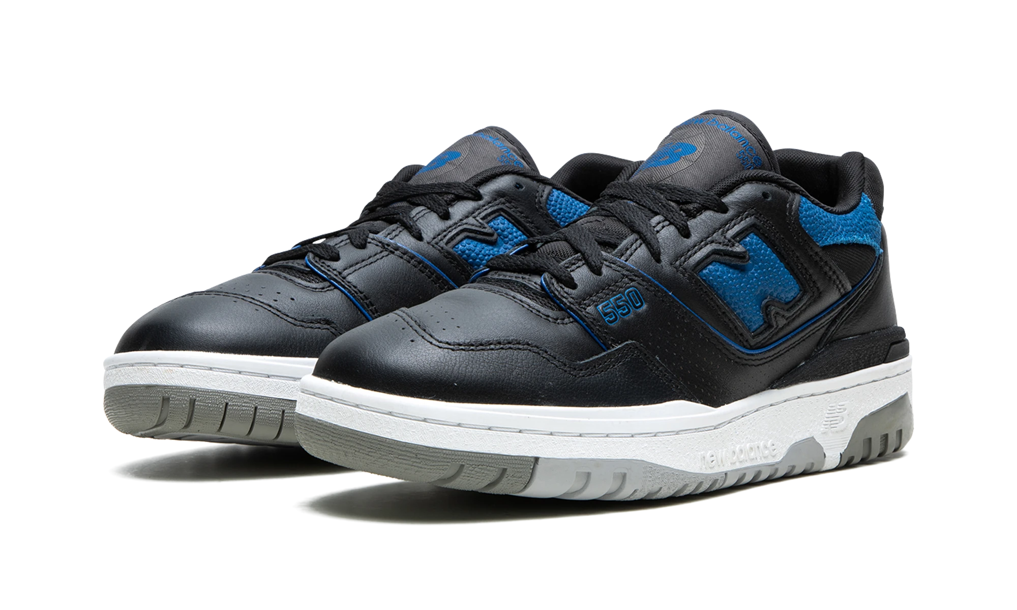 Detail vnútornej strany teniska New Balance 550 Black Blue Groove (BB550PLB) noir, bleu et blanc.
