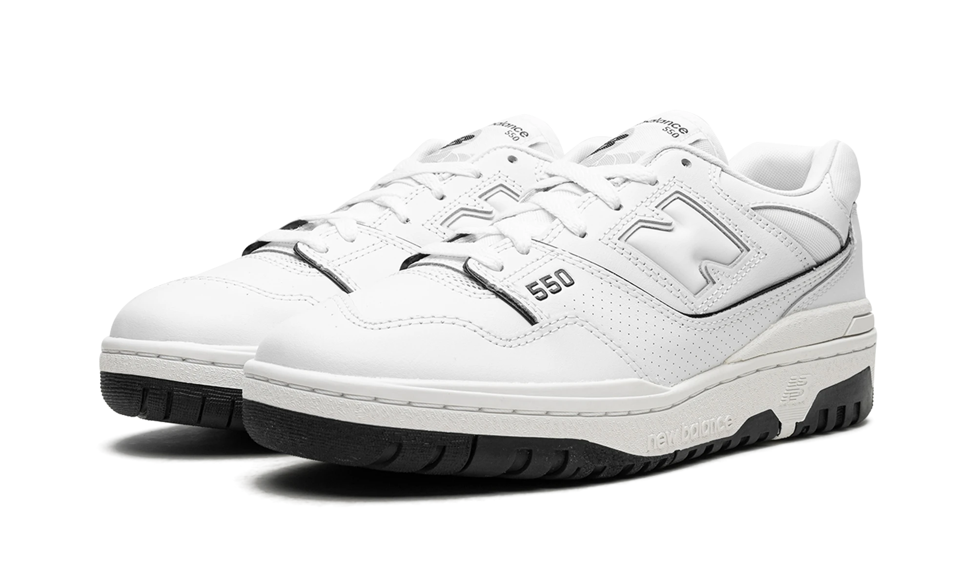 Vue de face de la paire de sneakers New Balance 550 Comme des Garcons Homme White blanc et noir.