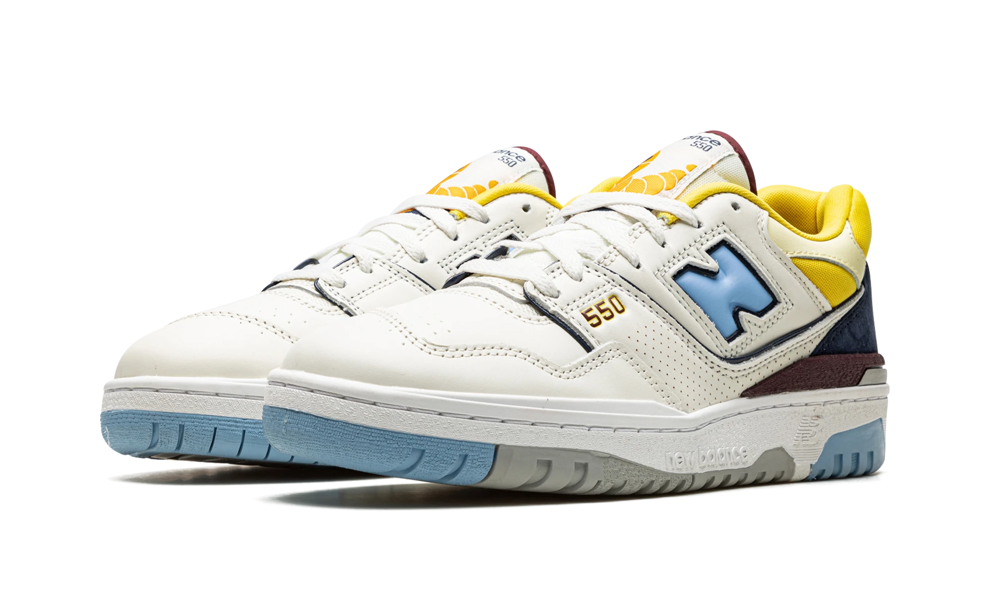 Vue de face de la paire de sneakers New Balance 550 Marquette blanc, bleu et jaune.